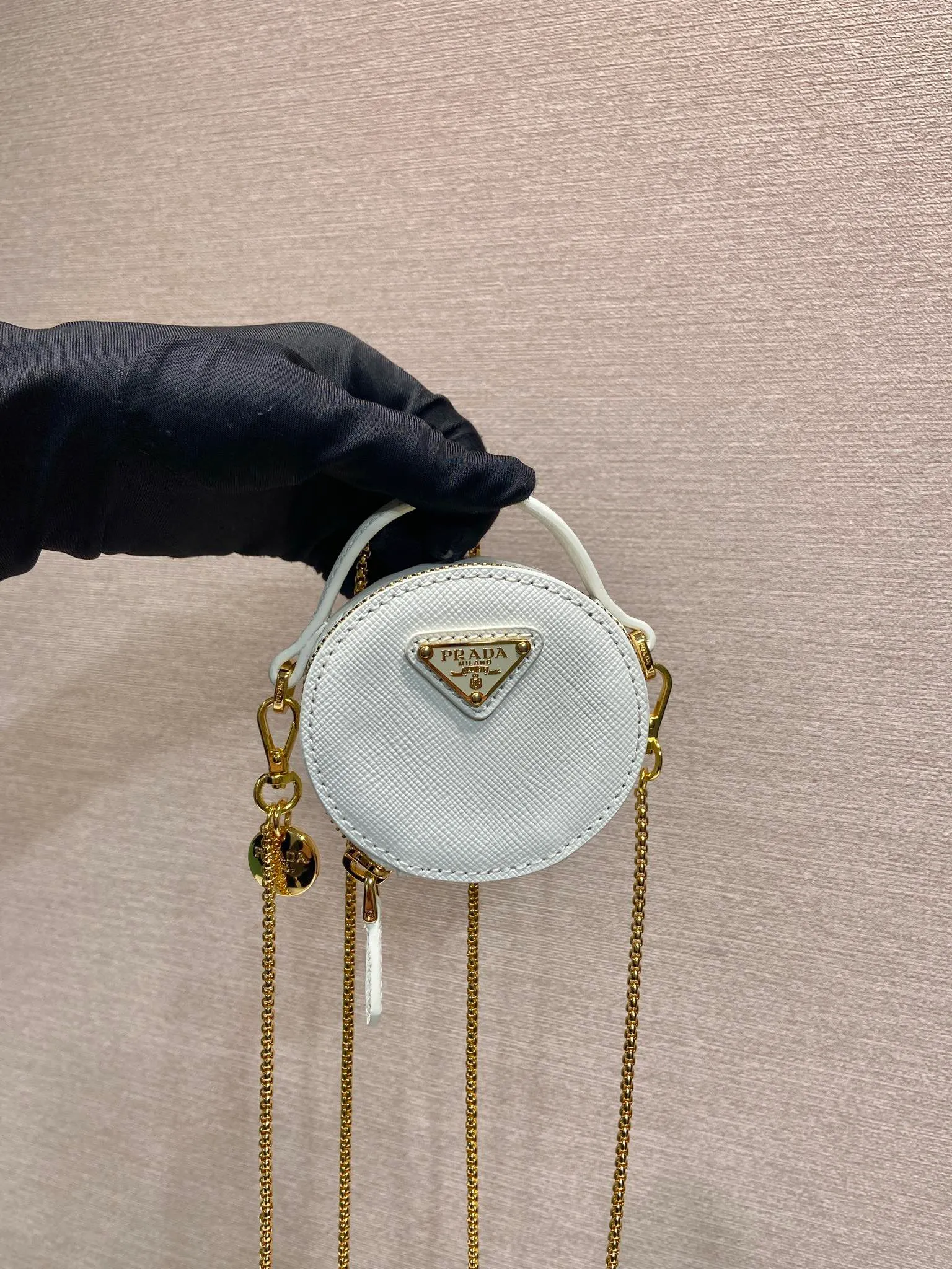 💰960🎉Cross Pattern Small Round Bag🎉1NR023🎉🎉 This round mini bag shows a modern and exquisite silhouette. It is made of cross-grain cowhide, decorated with sparkling metal hardware, and matched with an elegant detachable chain shoulder strap. It is so cute😍The upper body effect is very eye-catching, cute and cool, don’t you be tempted😗😗, beauties, hurry up and get it, it’s so beautiful and cute😋😋 Length 8x height 8x base 3.5cm🎉🎉🎉👏👏👏