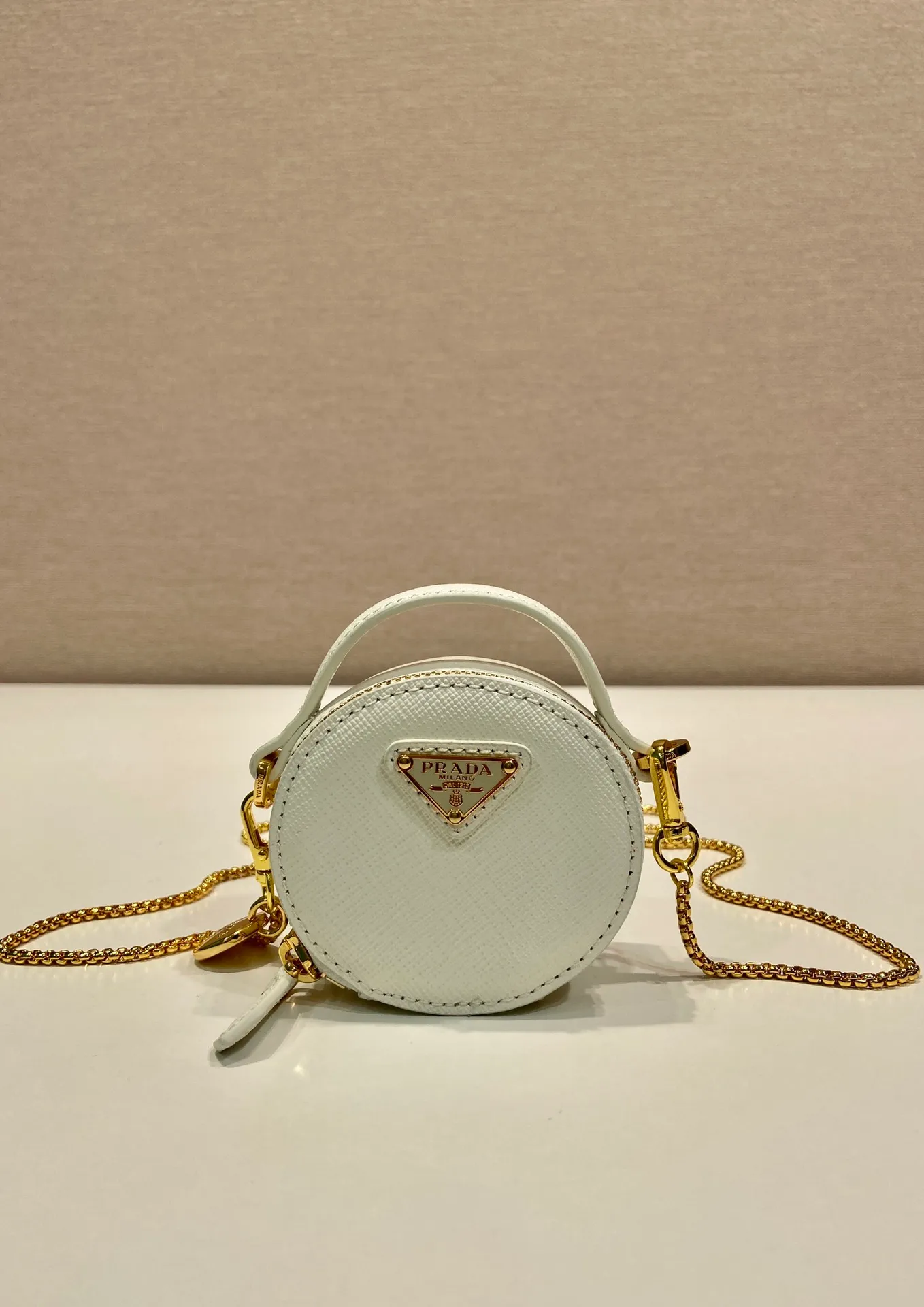 💰960🎉Cross Pattern Small Round Bag🎉1NR023🎉🎉 This round mini bag shows a modern and exquisite silhouette. It is made of cross-grain cowhide, decorated with sparkling metal hardware, and matched with an elegant detachable chain shoulder strap. It is so cute😍The upper body effect is very eye-catching, cute and cool, don’t you be tempted😗😗, beauties, hurry up and get it, it’s so beautiful and cute😋😋 Length 8x height 8x base 3.5cm🎉🎉🎉👏👏👏