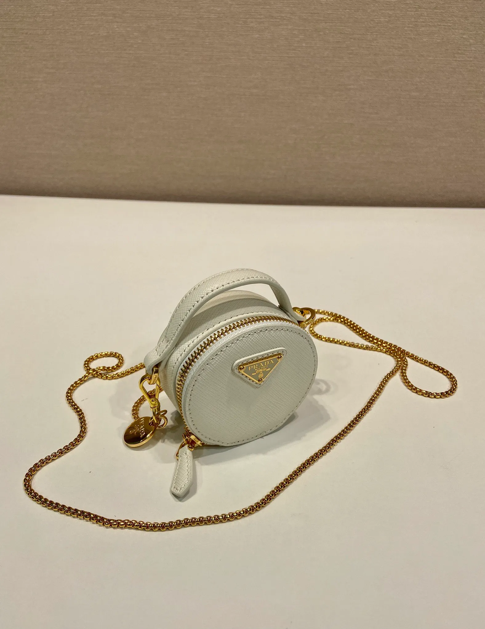 💰960🎉Cross Pattern Small Round Bag🎉1NR023🎉🎉 This round mini bag shows a modern and exquisite silhouette. It is made of cross-grain cowhide, decorated with sparkling metal hardware, and matched with an elegant detachable chain shoulder strap. It is so cute😍The upper body effect is very eye-catching, cute and cool, don’t you be tempted😗😗, beauties, hurry up and get it, it’s so beautiful and cute😋😋 Length 8x height 8x base 3.5cm🎉🎉🎉👏👏👏