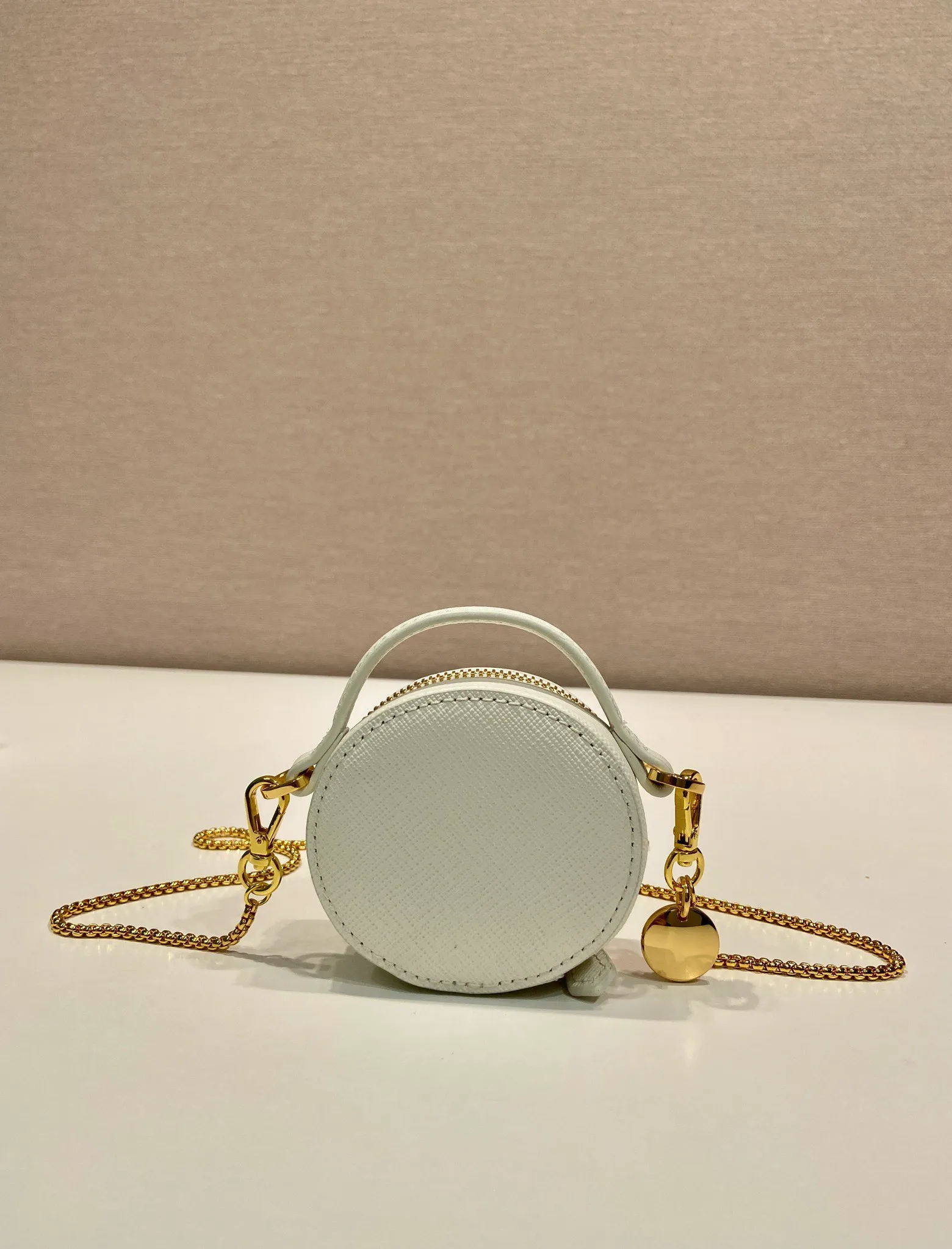 💰960🎉Cross Pattern Small Round Bag🎉1NR023🎉🎉 This round mini bag shows a modern and exquisite silhouette. It is made of cross-grain cowhide, decorated with sparkling metal hardware, and matched with an elegant detachable chain shoulder strap. It is so cute😍The upper body effect is very eye-catching, cute and cool, don’t you be tempted😗😗, beauties, hurry up and get it, it’s so beautiful and cute😋😋 Length 8x height 8x base 3.5cm🎉🎉🎉👏👏👏