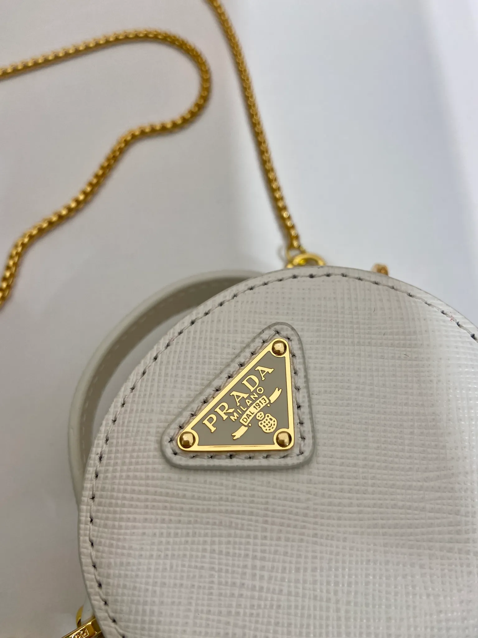 💰960🎉Cross Pattern Small Round Bag🎉1NR023🎉🎉 This round mini bag shows a modern and exquisite silhouette. It is made of cross-grain cowhide, decorated with sparkling metal hardware, and matched with an elegant detachable chain shoulder strap. It is so cute😍The upper body effect is very eye-catching, cute and cool, don’t you be tempted😗😗, beauties, hurry up and get it, it’s so beautiful and cute😋😋 Length 8x height 8x base 3.5cm🎉🎉🎉👏👏👏