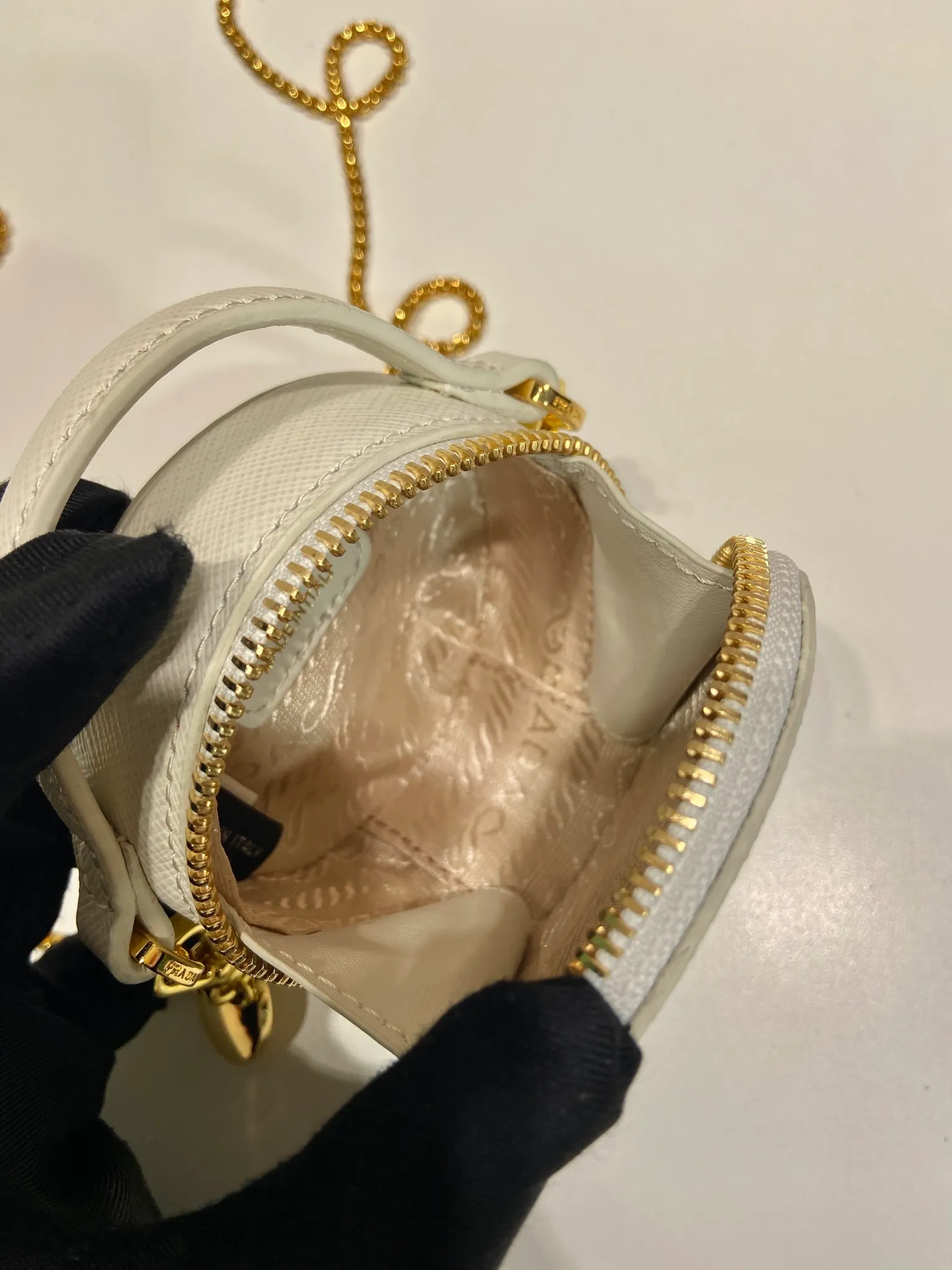 💰960🎉Cross Pattern Small Round Bag🎉1NR023🎉🎉 This round mini bag shows a modern and exquisite silhouette. It is made of cross-grain cowhide, decorated with sparkling metal hardware, and matched with an elegant detachable chain shoulder strap. It is so cute😍The upper body effect is very eye-catching, cute and cool, don’t you be tempted😗😗, beauties, hurry up and get it, it’s so beautiful and cute😋😋 Length 8x height 8x base 3.5cm🎉🎉🎉👏👏👏
