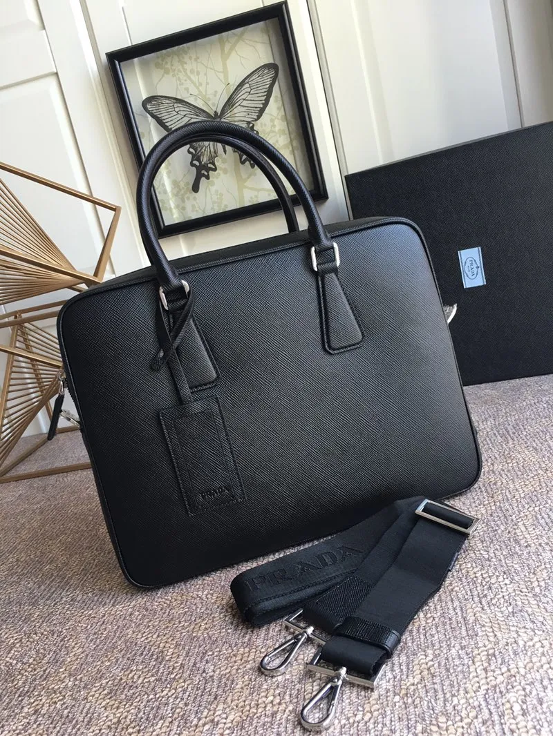 💰In 2000, P’s men’s bag comes out with a new style, VS0363B black, the latest men’s style, original item, imported thick cross pattern, full leather inside and outside, 175 OEM code, length 37X height 28x6cm, price is subject to change