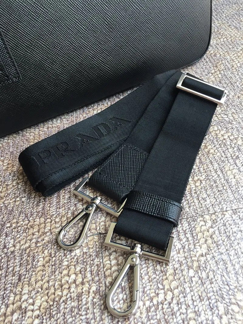 💰In 2000, P’s men’s bag comes out with a new style, VS0363B black, the latest men’s style, original item, imported thick cross pattern, full leather inside and outside, 175 OEM code, length 37X height 28x6cm, price is subject to change