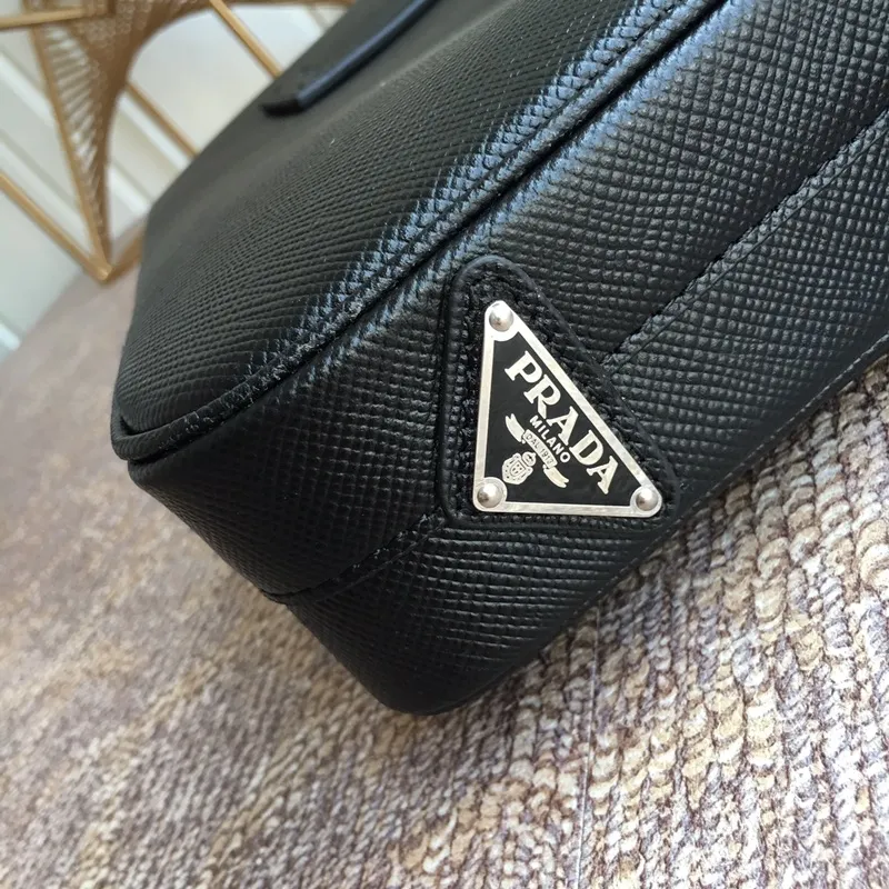 💰In 2000, P’s men’s bag comes out with a new style, VS0363B black, the latest men’s style, original item, imported thick cross pattern, full leather inside and outside, 175 OEM code, length 37X height 28x6cm, price is subject to change