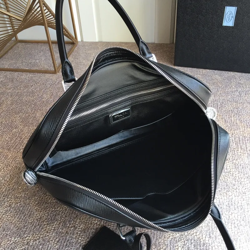 💰In 2000, P’s men’s bag comes out with a new style, VS0363B black, the latest men’s style, original item, imported thick cross pattern, full leather inside and outside, 175 OEM code, length 37X height 28x6cm, price is subject to change
