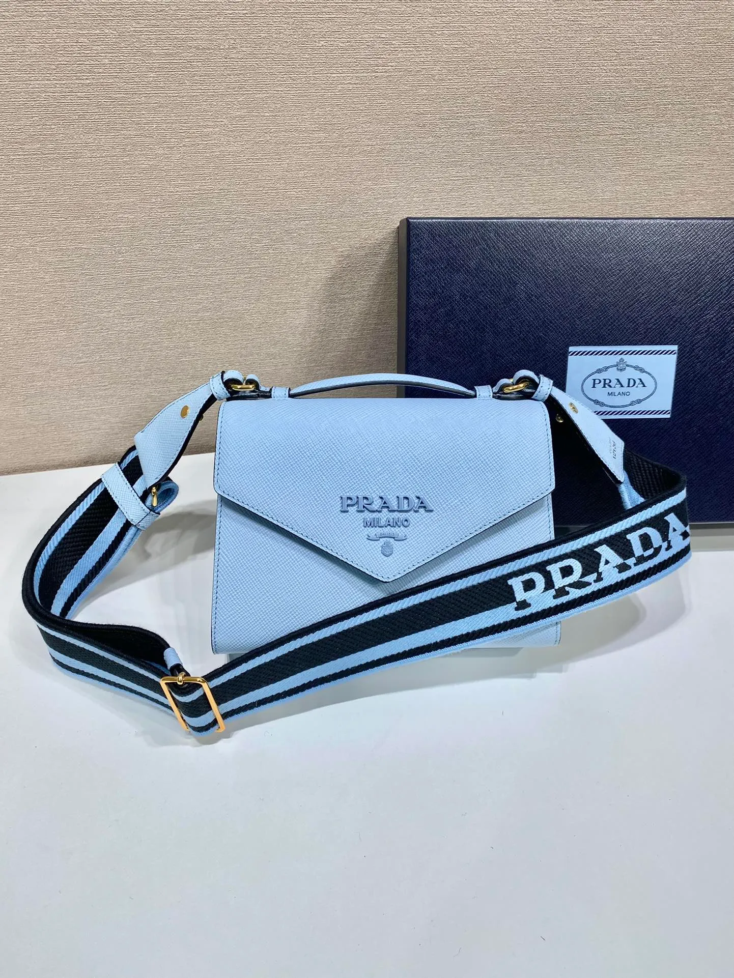 💰1660🎉New cross-body bag🎉1BD317🎉🎉 This Saffiano leather Monochrome handbag is beautifully designed with the iconic logo in the same color effect. Simple and elegant lines define the style of the bag. What I love most is this fabric embroidered shoulder strap😘It can be detachable and matched with other bags. It can be carried hand-held or crossbody👏👏I love it so much😘The contrasting color logo embroidery makes the brand style clearly visible. Simple and elegant, hurry up and get it🎉🎉 Length 21x Height 14x Bottom 6.5cm🎉🎉🎉💰💰💰