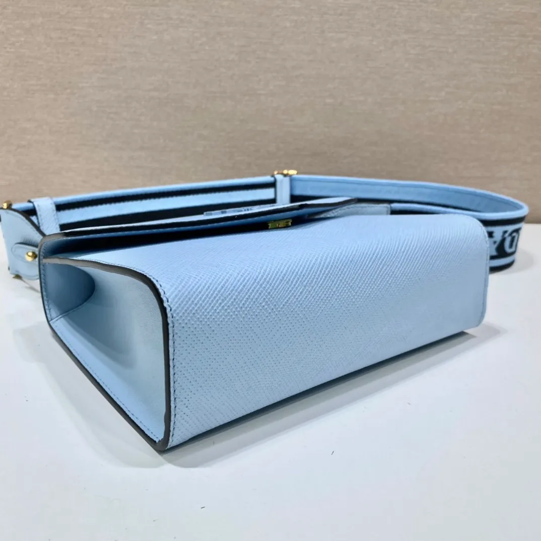 💰1660🎉New cross-body bag🎉1BD317🎉🎉 This Saffiano leather Monochrome handbag is beautifully designed with the iconic logo in the same color effect. Simple and elegant lines define the style of the bag. What I love most is this fabric embroidered shoulder strap😘It can be detachable and matched with other bags. It can be carried hand-held or crossbody👏👏I love it so much😘The contrasting color logo embroidery makes the brand style clearly visible. Simple and elegant, hurry up and get it🎉🎉 Length 21x Height 14x Bottom 6.5cm🎉🎉🎉💰💰💰