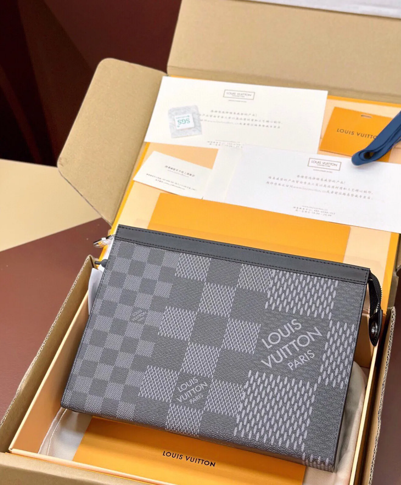 P¥320👉nfc163C01 dynamic chip version👈 [Top original order, all steel hardware] N60444 POCHETTE VOYAGE clutch bag! This Pochette Voyage clutch is crafted from Damier Graphite 3D canvas, a contemporary interpretation of Louis Vuitton's signature check. The large compartments and card slots are convenient for storing travel documents and daily needs. It can be used with a suitcase to keep your travels organized. Detailed Features 27 x 21 x 6 cm, (Length x Height x Width) Damier Graphite 3D coated canvas, cowhide leather trim, textile lining, hardware, zipper closure, interior slip pocket, card compartment, Made in one of France, Spain, Italy and the United States