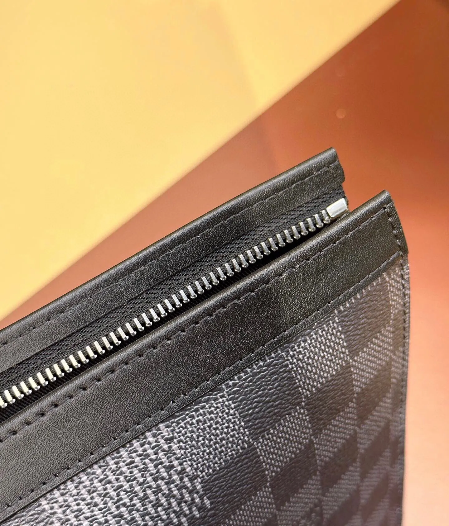 P¥320👉nfc163C01 dynamic chip version👈 [Top original order, all steel hardware] N60444 POCHETTE VOYAGE clutch bag! This Pochette Voyage clutch is crafted from Damier Graphite 3D canvas, a contemporary interpretation of Louis Vuitton's signature check. The large compartments and card slots are convenient for storing travel documents and daily needs. It can be used with a suitcase to keep your travels organized. Detailed Features 27 x 21 x 6 cm, (Length x Height x Width) Damier Graphite 3D coated canvas, cowhide leather trim, textile lining, hardware, zipper closure, interior slip pocket, card compartment, Made in one of France, Spain, Italy and the United States