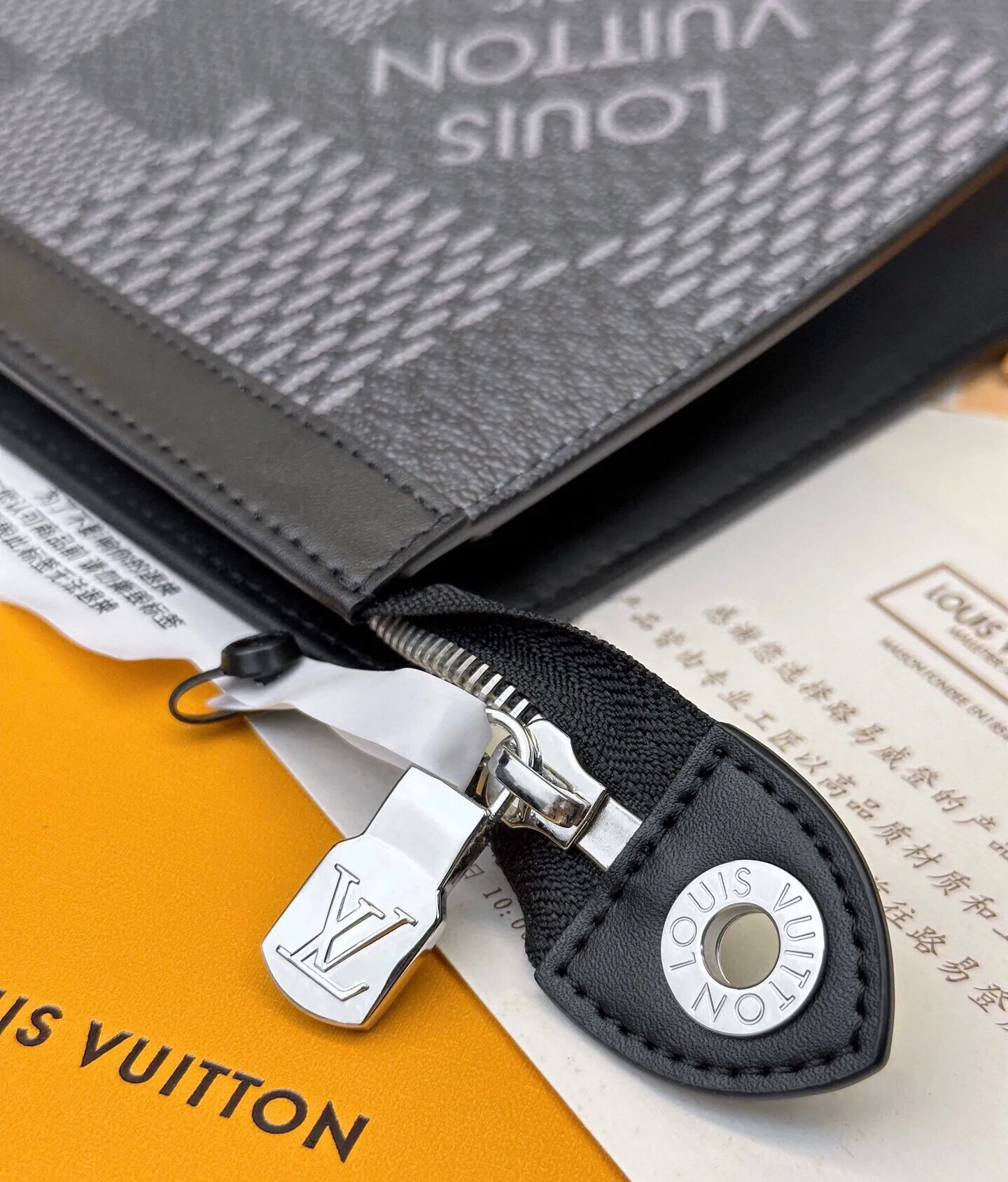 P¥320👉nfc163C01 dynamic chip version👈 [Top original order, all steel hardware] N60444 POCHETTE VOYAGE clutch bag! This Pochette Voyage clutch is crafted from Damier Graphite 3D canvas, a contemporary interpretation of Louis Vuitton's signature check. The large compartments and card slots are convenient for storing travel documents and daily needs. It can be used with a suitcase to keep your travels organized. Detailed Features 27 x 21 x 6 cm, (Length x Height x Width) Damier Graphite 3D coated canvas, cowhide leather trim, textile lining, hardware, zipper closure, interior slip pocket, card compartment, Made in one of France, Spain, Italy and the United States