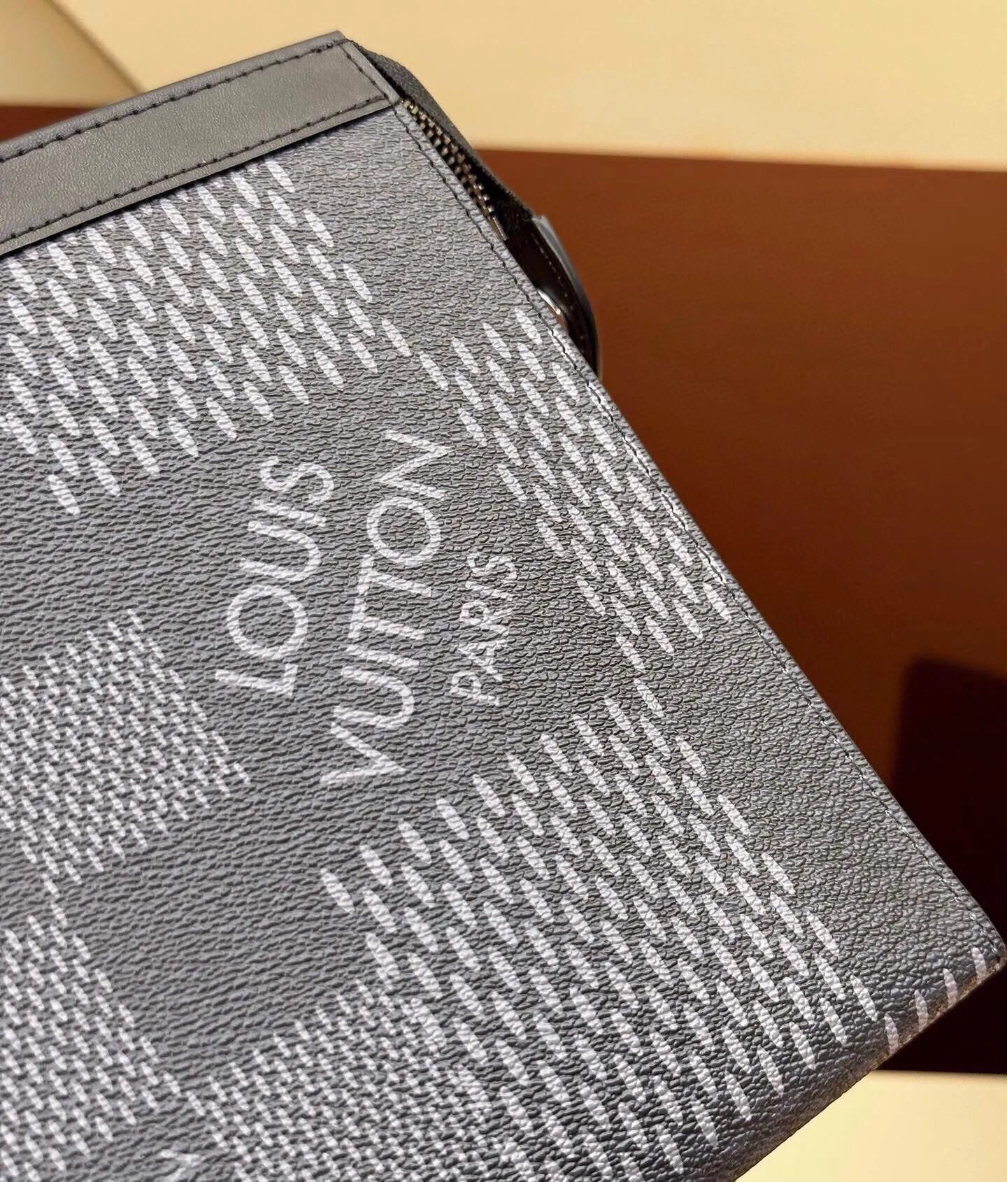 P¥320👉nfc163C01 dynamic chip version👈 [Top original order, all steel hardware] N60444 POCHETTE VOYAGE clutch bag! This Pochette Voyage clutch is crafted from Damier Graphite 3D canvas, a contemporary interpretation of Louis Vuitton's signature check. The large compartments and card slots are convenient for storing travel documents and daily needs. It can be used with a suitcase to keep your travels organized. Detailed Features 27 x 21 x 6 cm, (Length x Height x Width) Damier Graphite 3D coated canvas, cowhide leather trim, textile lining, hardware, zipper closure, interior slip pocket, card compartment, Made in one of France, Spain, Italy and the United States