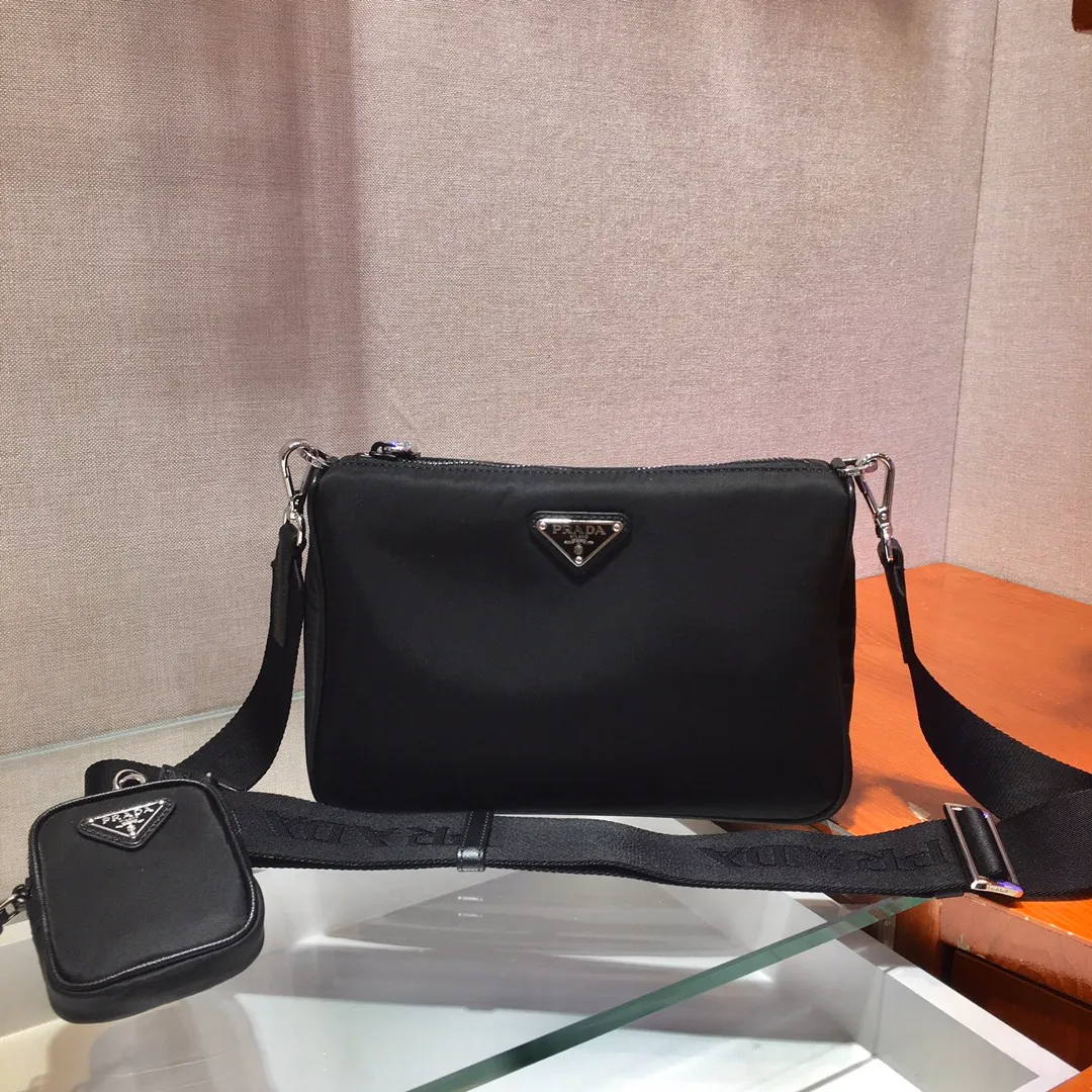 💰1000🎉New model🎉Arrived😘😘Model No. 2VH113😘😘Internet celebrity handsome guys and beautiful girl group are crazy about planting and taking the fashion circle by storm. Three-in-one new model is out! 👏👏The design of this three-in-one bag is great👍👍One bag can be used for two purposes👍👍The handle has been replaced by a chain, and it is also equipped with a long shoulder strap. What I love most is that the shoulder strap also has a small pendant (small bag), which can also be hung with other bags and pants as accessories 🙊🙊Normally, it can be matched with various clothes Question😘😘Babies, hurry up and get it, it’s for men and women, it’s so handsome🙊🙊Length 24x Height 18.5x Bottom 6
