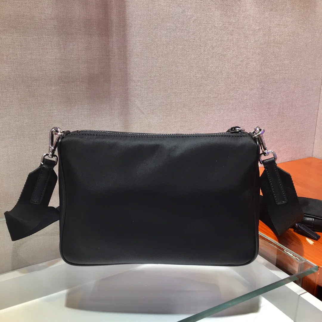 💰1000🎉New model🎉Arrived😘😘Model No. 2VH113😘😘Internet celebrity handsome guys and beautiful girl group are crazy about planting and taking the fashion circle by storm. Three-in-one new model is out! 👏👏The design of this three-in-one bag is great👍👍One bag can be used for two purposes👍👍The handle has been replaced by a chain, and it is also equipped with a long shoulder strap. What I love most is that the shoulder strap also has a small pendant (small bag), which can also be hung with other bags and pants as accessories 🙊🙊Normally, it can be matched with various clothes Question😘😘Babies, hurry up and get it, it’s for men and women, it’s so handsome🙊🙊Length 24x Height 18.5x Bottom 6