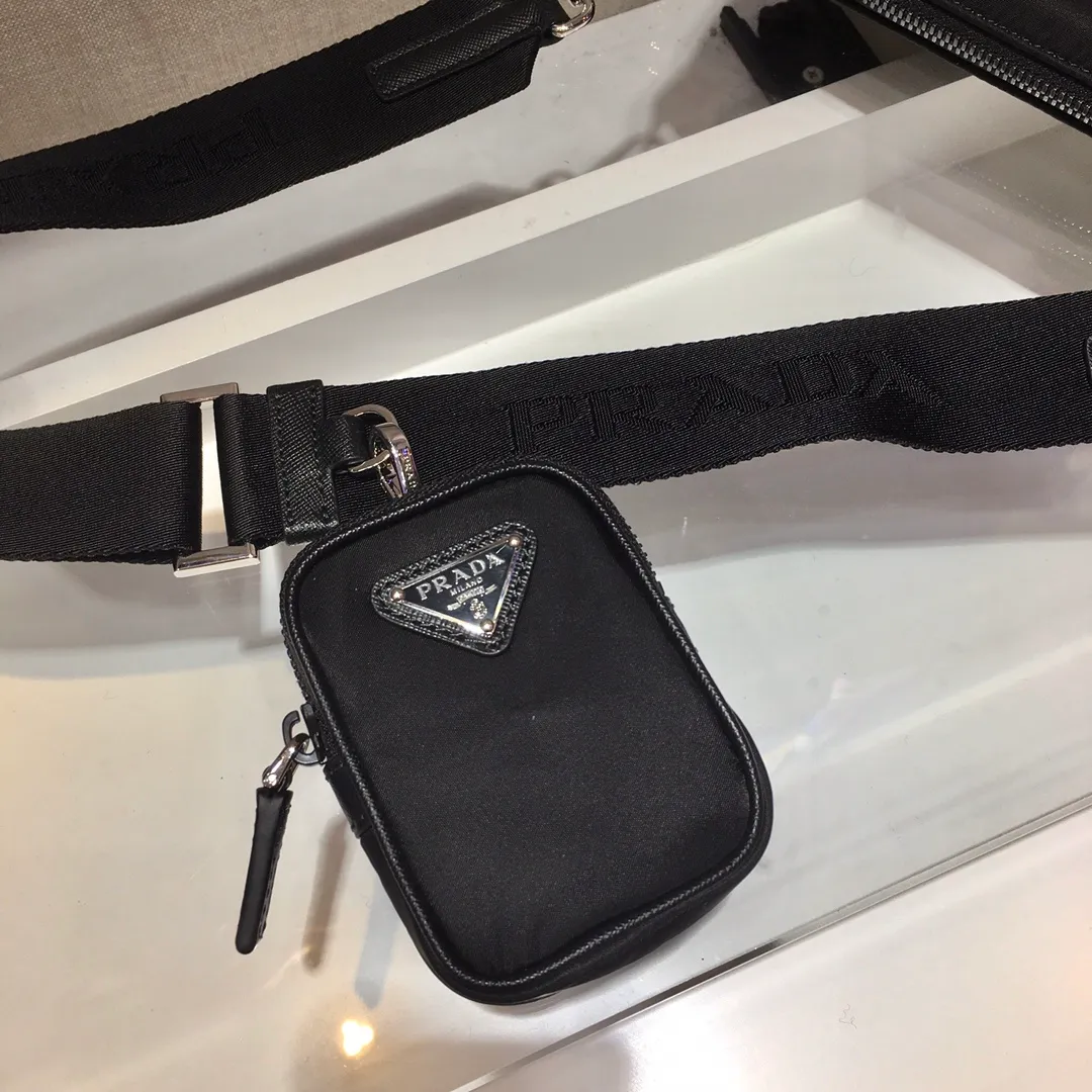 💰1000🎉New model🎉Arrived😘😘Model No. 2VH113😘😘Internet celebrity handsome guys and beautiful girl group are crazy about planting and taking the fashion circle by storm. Three-in-one new model is out! 👏👏The design of this three-in-one bag is great👍👍One bag can be used for two purposes👍👍The handle has been replaced by a chain, and it is also equipped with a long shoulder strap. What I love most is that the shoulder strap also has a small pendant (small bag), which can also be hung with other bags and pants as accessories 🙊🙊Normally, it can be matched with various clothes Question😘😘Babies, hurry up and get it, it’s for men and women, it’s so handsome🙊🙊Length 24x Height 18.5x Bottom 6