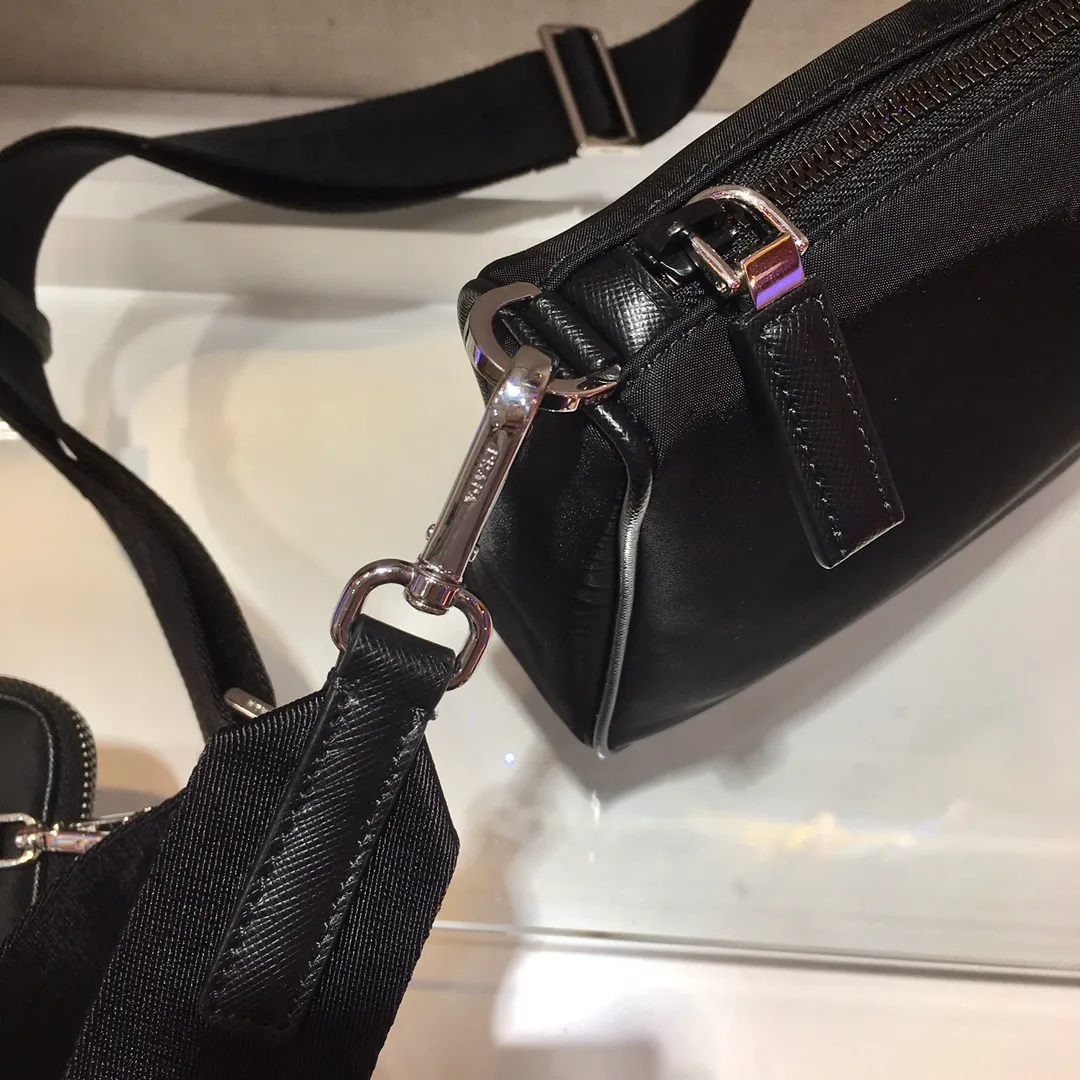 💰1000🎉New model🎉Arrived😘😘Model No. 2VH113😘😘Internet celebrity handsome guys and beautiful girl group are crazy about planting and taking the fashion circle by storm. Three-in-one new model is out! 👏👏The design of this three-in-one bag is great👍👍One bag can be used for two purposes👍👍The handle has been replaced by a chain, and it is also equipped with a long shoulder strap. What I love most is that the shoulder strap also has a small pendant (small bag), which can also be hung with other bags and pants as accessories 🙊🙊Normally, it can be matched with various clothes Question😘😘Babies, hurry up and get it, it’s for men and women, it’s so handsome🙊🙊Length 24x Height 18.5x Bottom 6