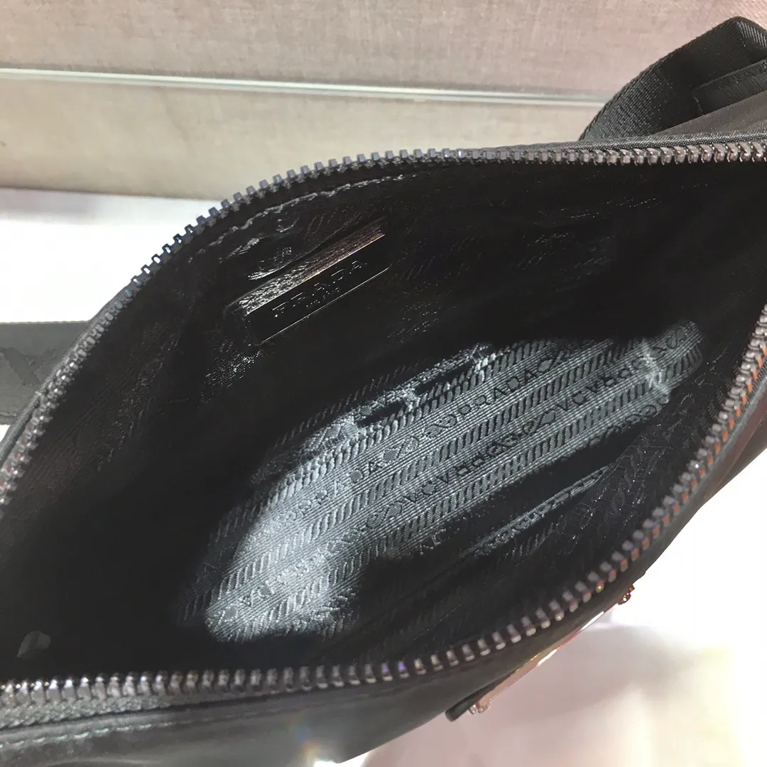 💰1000🎉New model🎉Arrived😘😘Model No. 2VH113😘😘Internet celebrity handsome guys and beautiful girl group are crazy about planting and taking the fashion circle by storm. Three-in-one new model is out! 👏👏The design of this three-in-one bag is great👍👍One bag can be used for two purposes👍👍The handle has been replaced by a chain, and it is also equipped with a long shoulder strap. What I love most is that the shoulder strap also has a small pendant (small bag), which can also be hung with other bags and pants as accessories 🙊🙊Normally, it can be matched with various clothes Question😘😘Babies, hurry up and get it, it’s for men and women, it’s so handsome🙊🙊Length 24x Height 18.5x Bottom 6