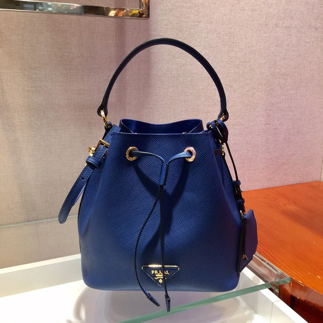 💰1700🎉Exclusive debut🎉, new 1BZ032 bucket bag😘😘, original item👍👍made of imported thick cross-grain cowhide, top-grade hardware, leather handbag, adjustable detachable long shoulder strap, drawstring bag mouth. Simple and fashionable, it is a bucket bag that ladies need and will never go out of style🙈🙈Length 22x Height 22x Bottom 14cm👍👍👍