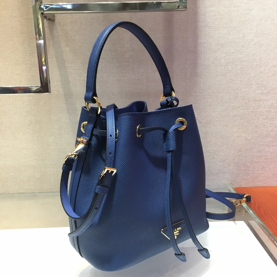 💰1700🎉Exclusive debut🎉, new 1BZ032 bucket bag😘😘, original item👍👍made of imported thick cross-grain cowhide, top-grade hardware, leather handbag, adjustable detachable long shoulder strap, drawstring bag mouth. Simple and fashionable, it is a bucket bag that ladies need and will never go out of style🙈🙈Length 22x Height 22x Bottom 14cm👍👍👍