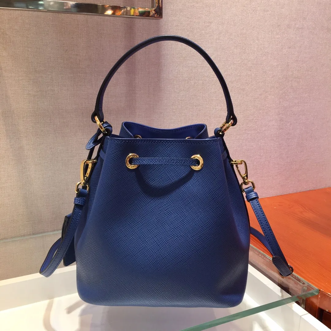 💰1700🎉Exclusive debut🎉, new 1BZ032 bucket bag😘😘, original item👍👍made of imported thick cross-grain cowhide, top-grade hardware, leather handbag, adjustable detachable long shoulder strap, drawstring bag mouth. Simple and fashionable, it is a bucket bag that ladies need and will never go out of style🙈🙈Length 22x Height 22x Bottom 14cm👍👍👍