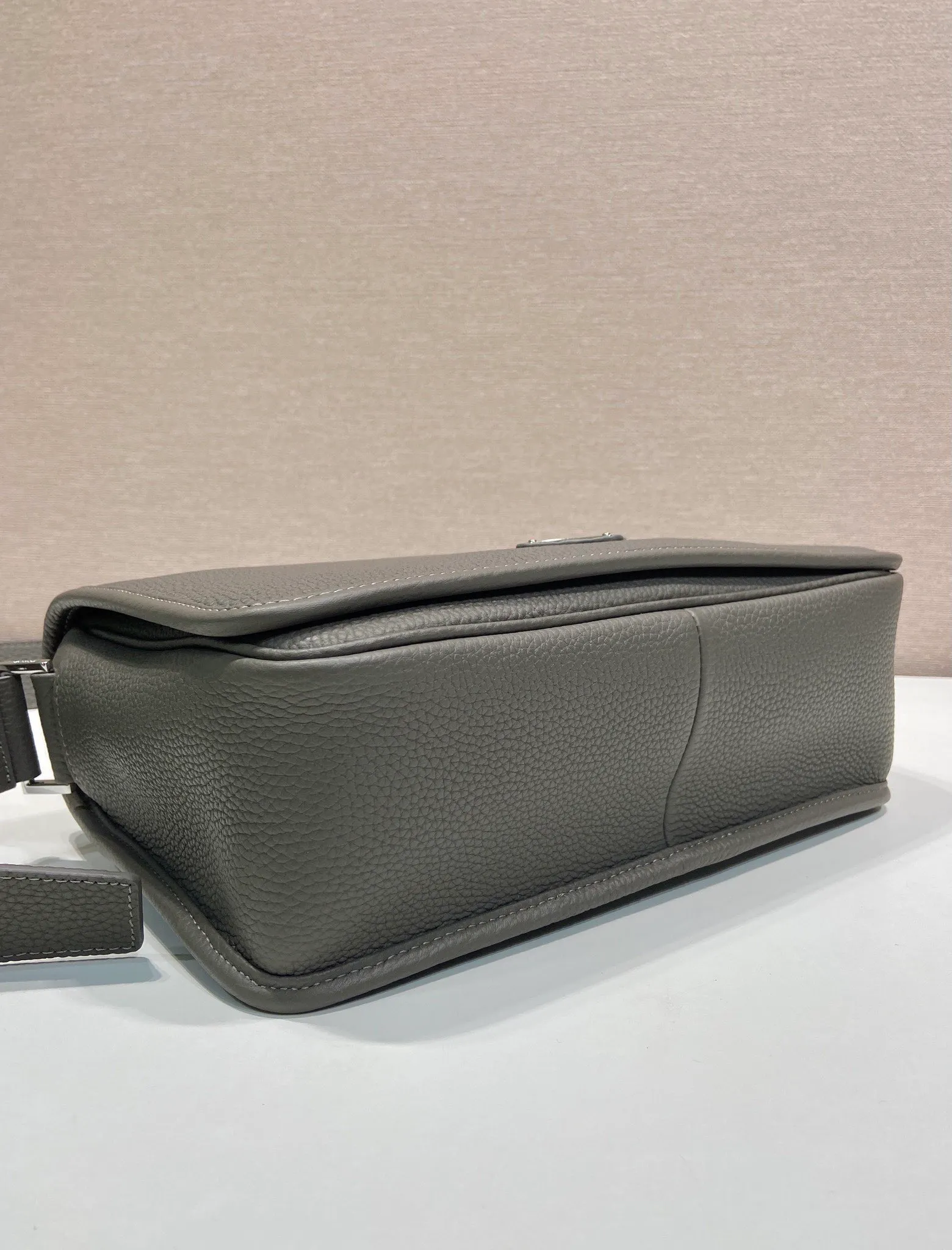 💰1800🎉New Messenger Bag🎉2VD075🎉🎉 Featuring a sleek design, this sophisticated and versatile shoulder bag is made of soft cow leather with a natural-touch finish. Smooth details emphasize the simple silhouette, adjustable leather shoulder straps, magnetic buckle flip design, the upper body effect is fashionable and grand, handsome guys, it is worth owning, get it now 🎉Length 30x Height 20x Bottom 9cm🎉🎉🎉💰💰💰