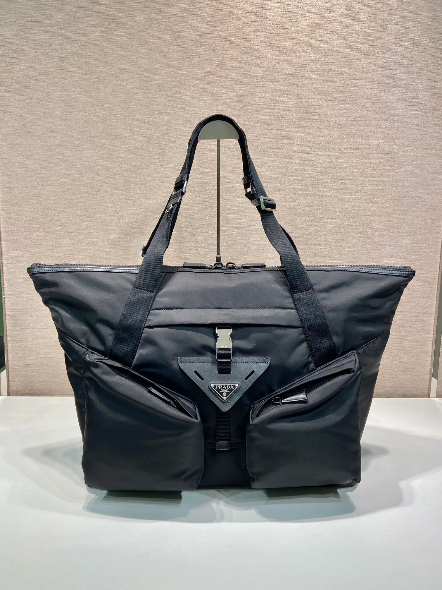 💰1520🎉New travel bag🎉2VC040🎉🎉 This travel bag is made of imported nylon fabric. Generously spacious, it features adjustable handles, large cargo side and center pockets, side buckles and the signature enameled triangle metal logo. Paired with trim, it's versatile and casual for a contemporary appeal. Lightweight and practical, it is also a popular style that will never go out of style. Length 45x height 29x bottom 25cm