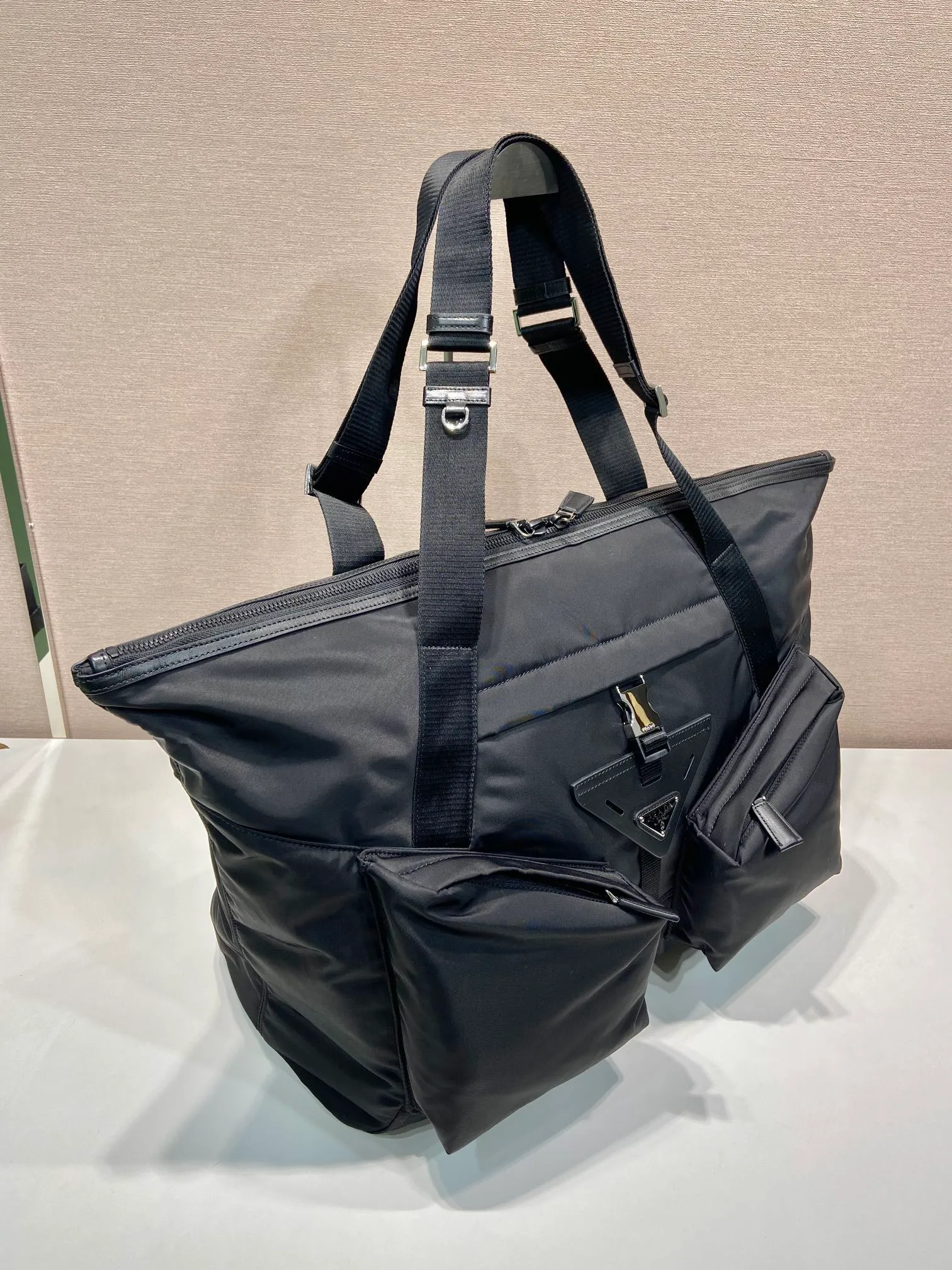 💰1520🎉New travel bag🎉2VC040🎉🎉 This travel bag is made of imported nylon fabric. Generously spacious, it features adjustable handles, large cargo side and center pockets, side buckles and the signature enameled triangle metal logo. Paired with trim, it's versatile and casual for a contemporary appeal. Lightweight and practical, it is also a popular style that will never go out of style. Length 45x height 29x bottom 25cm