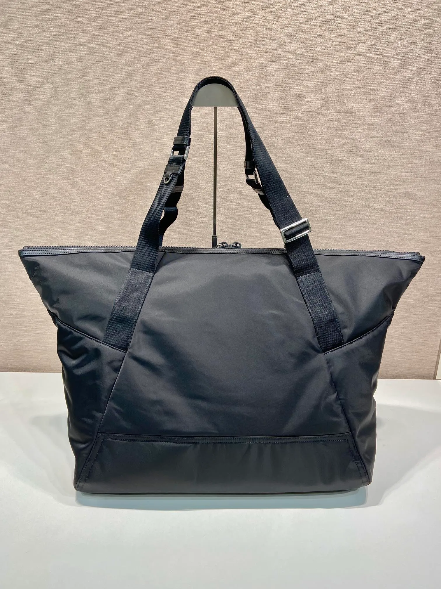 💰1520🎉New travel bag🎉2VC040🎉🎉 This travel bag is made of imported nylon fabric. Generously spacious, it features adjustable handles, large cargo side and center pockets, side buckles and the signature enameled triangle metal logo. Paired with trim, it's versatile and casual for a contemporary appeal. Lightweight and practical, it is also a popular style that will never go out of style. Length 45x height 29x bottom 25cm