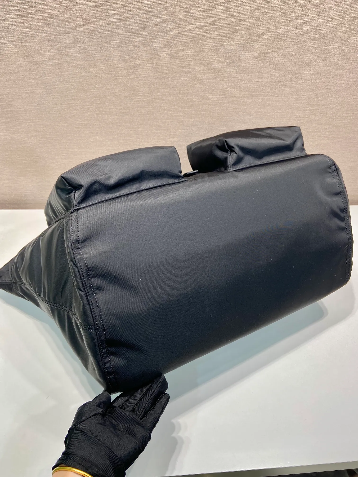 💰1520🎉New travel bag🎉2VC040🎉🎉 This travel bag is made of imported nylon fabric. Generously spacious, it features adjustable handles, large cargo side and center pockets, side buckles and the signature enameled triangle metal logo. Paired with trim, it's versatile and casual for a contemporary appeal. Lightweight and practical, it is also a popular style that will never go out of style. Length 45x height 29x bottom 25cm