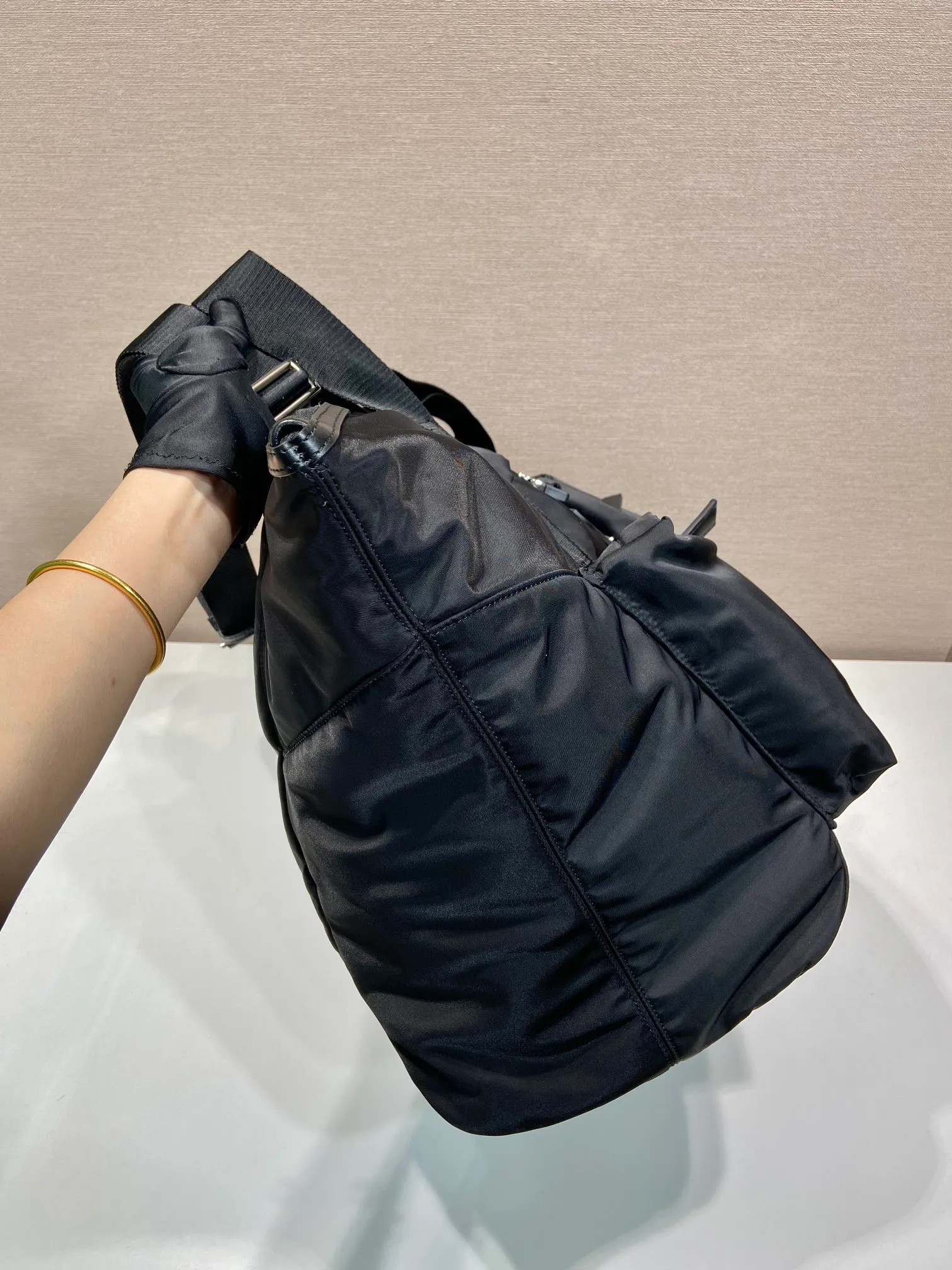 💰1520🎉New travel bag🎉2VC040🎉🎉 This travel bag is made of imported nylon fabric. Generously spacious, it features adjustable handles, large cargo side and center pockets, side buckles and the signature enameled triangle metal logo. Paired with trim, it's versatile and casual for a contemporary appeal. Lightweight and practical, it is also a popular style that will never go out of style. Length 45x height 29x bottom 25cm