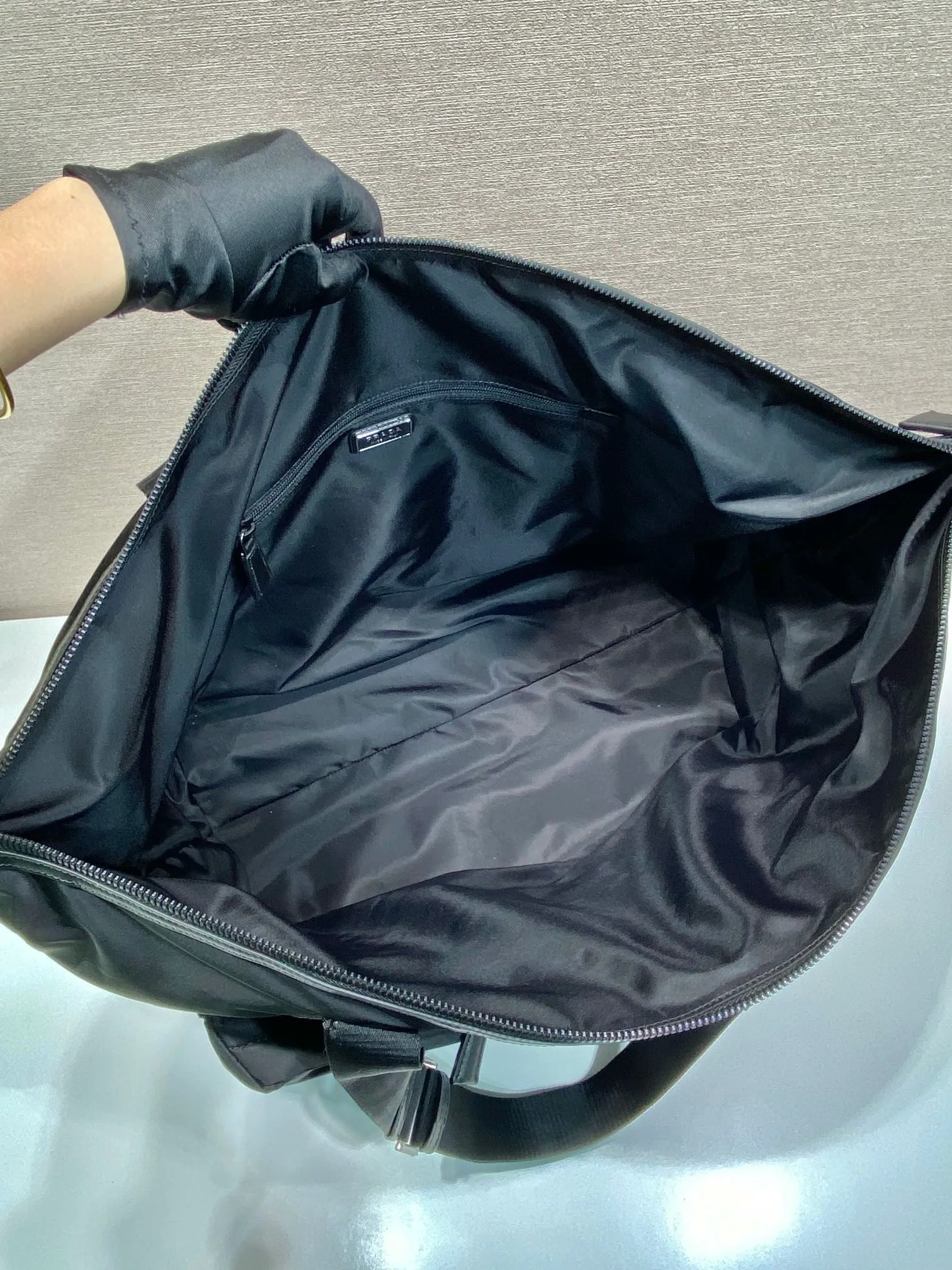 💰1520🎉New travel bag🎉2VC040🎉🎉 This travel bag is made of imported nylon fabric. Generously spacious, it features adjustable handles, large cargo side and center pockets, side buckles and the signature enameled triangle metal logo. Paired with trim, it's versatile and casual for a contemporary appeal. Lightweight and practical, it is also a popular style that will never go out of style. Length 45x height 29x bottom 25cm