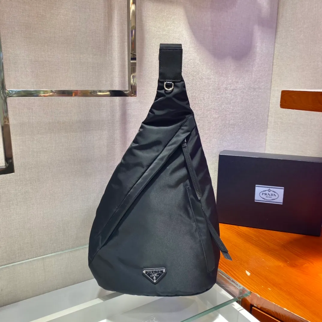 💰920🎉New Chest Bag🎉2VZ092🎉🎉 New handbags for men and women advocate fashionable and simple lines. The style of the bag is somewhere between a backpack and a shoulder bag, demonstrating a mixed design style. The adjustable woven nylon shoulder strap with side release buckle highlights functionality, and the signature enameled metal triangle logo highlights the brand's style. Simple and elegant, the upper body effect is very cool😎, if you like it, baby, hurry up and get it🎉🎉 Length 26.5x Height 37.5x Bottom 10cm