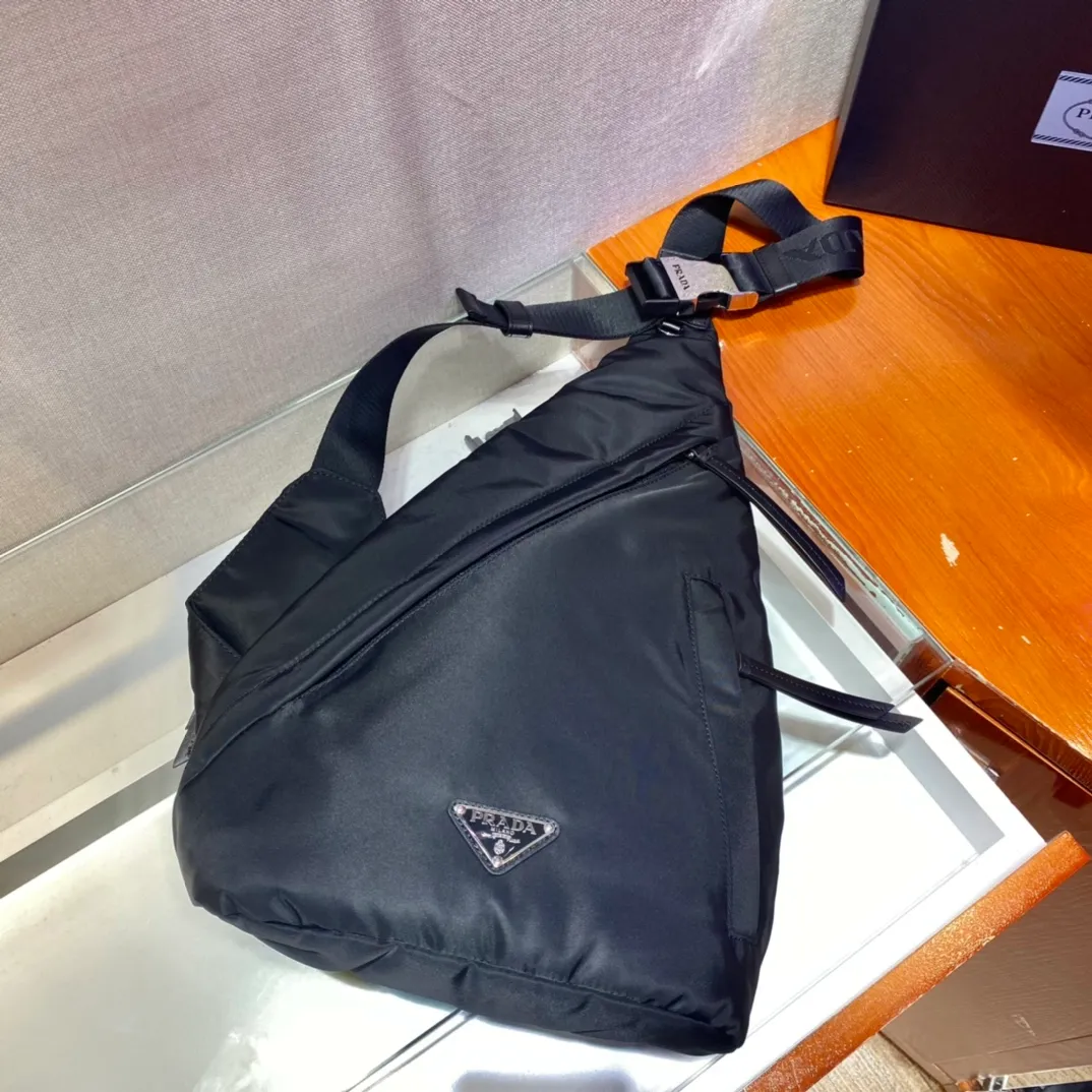 💰920🎉New Chest Bag🎉2VZ092🎉🎉 New handbags for men and women advocate fashionable and simple lines. The style of the bag is somewhere between a backpack and a shoulder bag, demonstrating a mixed design style. The adjustable woven nylon shoulder strap with side release buckle highlights functionality, and the signature enameled metal triangle logo highlights the brand's style. Simple and elegant, the upper body effect is very cool😎, if you like it, baby, hurry up and get it🎉🎉 Length 26.5x Height 37.5x Bottom 10cm