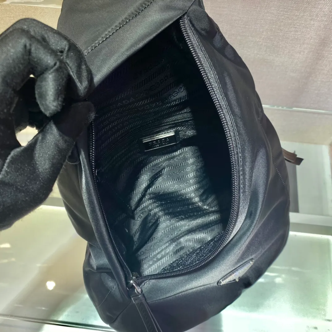 💰920🎉New Chest Bag🎉2VZ092🎉🎉 New handbags for men and women advocate fashionable and simple lines. The style of the bag is somewhere between a backpack and a shoulder bag, demonstrating a mixed design style. The adjustable woven nylon shoulder strap with side release buckle highlights functionality, and the signature enameled metal triangle logo highlights the brand's style. Simple and elegant, the upper body effect is very cool😎, if you like it, baby, hurry up and get it🎉🎉 Length 26.5x Height 37.5x Bottom 10cm