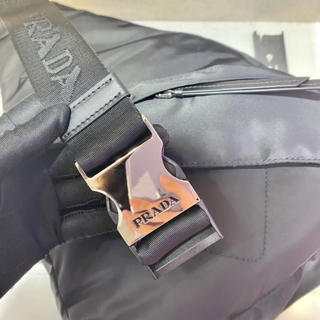 💰920🎉New Chest Bag🎉2VZ092🎉🎉 New handbags for men and women advocate fashionable and simple lines. The style of the bag is somewhere between a backpack and a shoulder bag, demonstrating a mixed design style. The adjustable woven nylon shoulder strap with side release buckle highlights functionality, and the signature enameled metal triangle logo highlights the brand's style. Simple and elegant, the upper body effect is very cool😎, if you like it, baby, hurry up and get it🎉🎉 Length 26.5x Height 37.5x Bottom 10cm