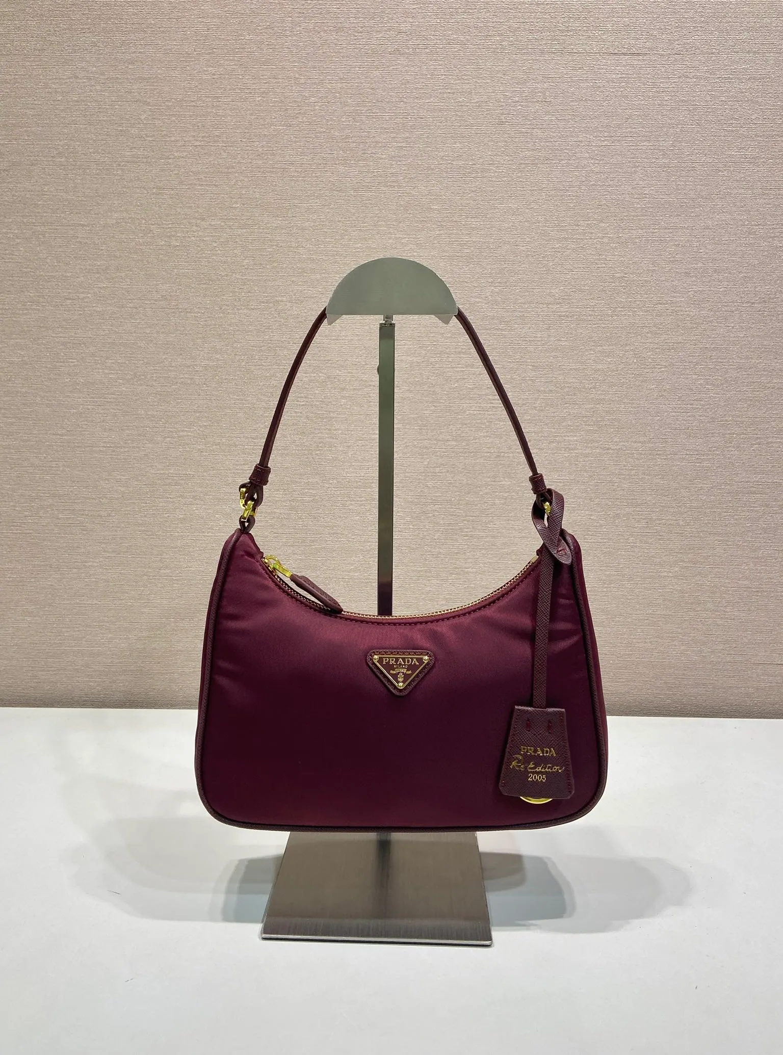 💰760🎉Upgraded Hobo🎉1N204M Bordeaux Red🎉🎉 This Re-Edition 2005 handbag combines versatile design and classic details. Made from recycled nylon with elegant gold-plated hardware. The inner bag has a zipper closure and a leather handle. It can be carried by hand or carried on the shoulder. It is super easy to use and will never go out of style. 🎉🎉 Length 22x Height 18x ​​Bottom 6.5cm🎉🎉🎉👏👏👏