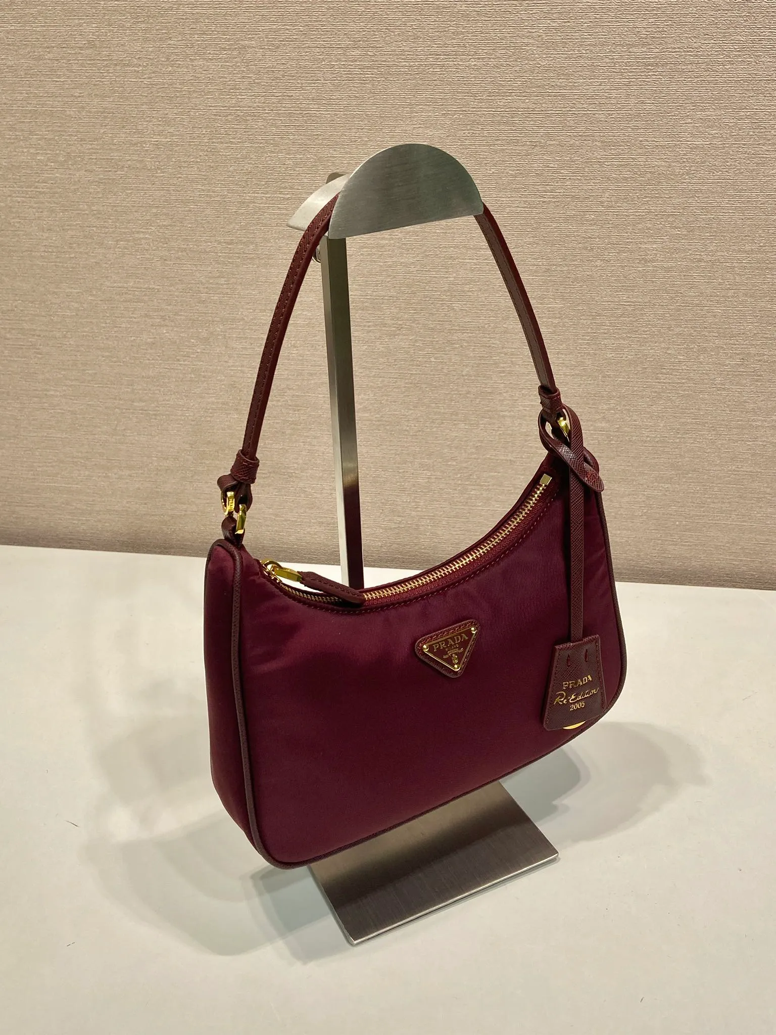 💰760🎉Upgraded Hobo🎉1N204M Bordeaux Red🎉🎉 This Re-Edition 2005 handbag combines versatile design and classic details. Made from recycled nylon with elegant gold-plated hardware. The inner bag has a zipper closure and a leather handle. It can be carried by hand or carried on the shoulder. It is super easy to use and will never go out of style. 🎉🎉 Length 22x Height 18x ​​Bottom 6.5cm🎉🎉🎉👏👏👏