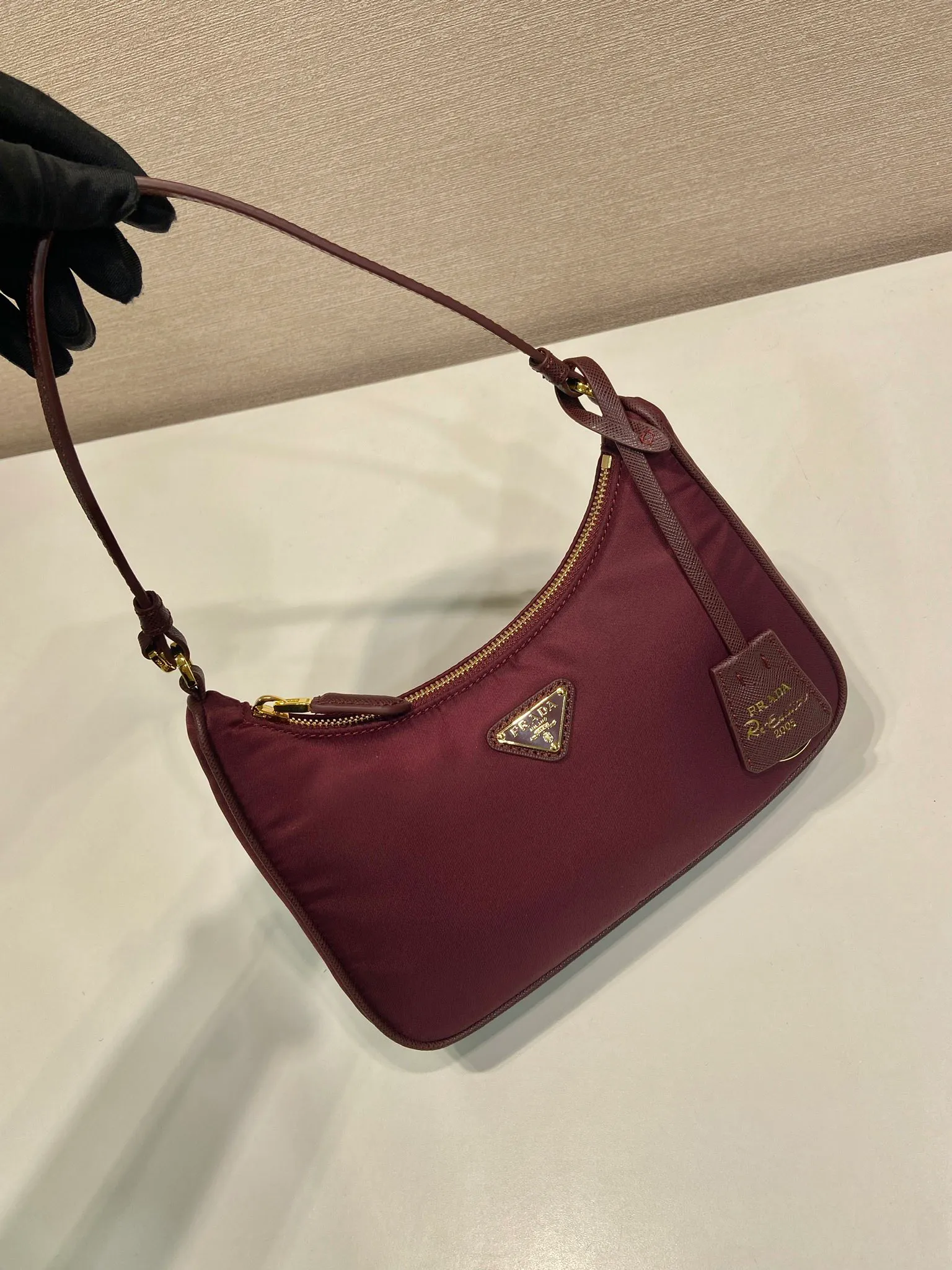 💰760🎉Upgraded Hobo🎉1N204M Bordeaux Red🎉🎉 This Re-Edition 2005 handbag combines versatile design and classic details. Made from recycled nylon with elegant gold-plated hardware. The inner bag has a zipper closure and a leather handle. It can be carried by hand or carried on the shoulder. It is super easy to use and will never go out of style. 🎉🎉 Length 22x Height 18x ​​Bottom 6.5cm🎉🎉🎉👏👏👏