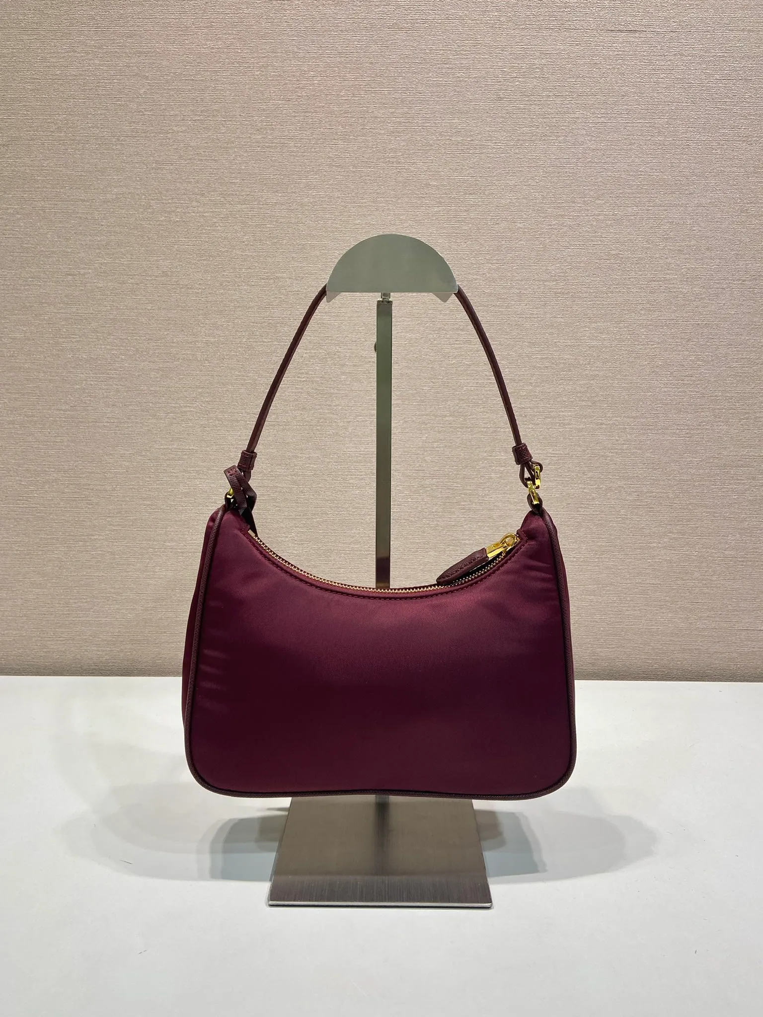 💰760🎉Upgraded Hobo🎉1N204M Bordeaux Red🎉🎉 This Re-Edition 2005 handbag combines versatile design and classic details. Made from recycled nylon with elegant gold-plated hardware. The inner bag has a zipper closure and a leather handle. It can be carried by hand or carried on the shoulder. It is super easy to use and will never go out of style. 🎉🎉 Length 22x Height 18x ​​Bottom 6.5cm🎉🎉🎉👏👏👏