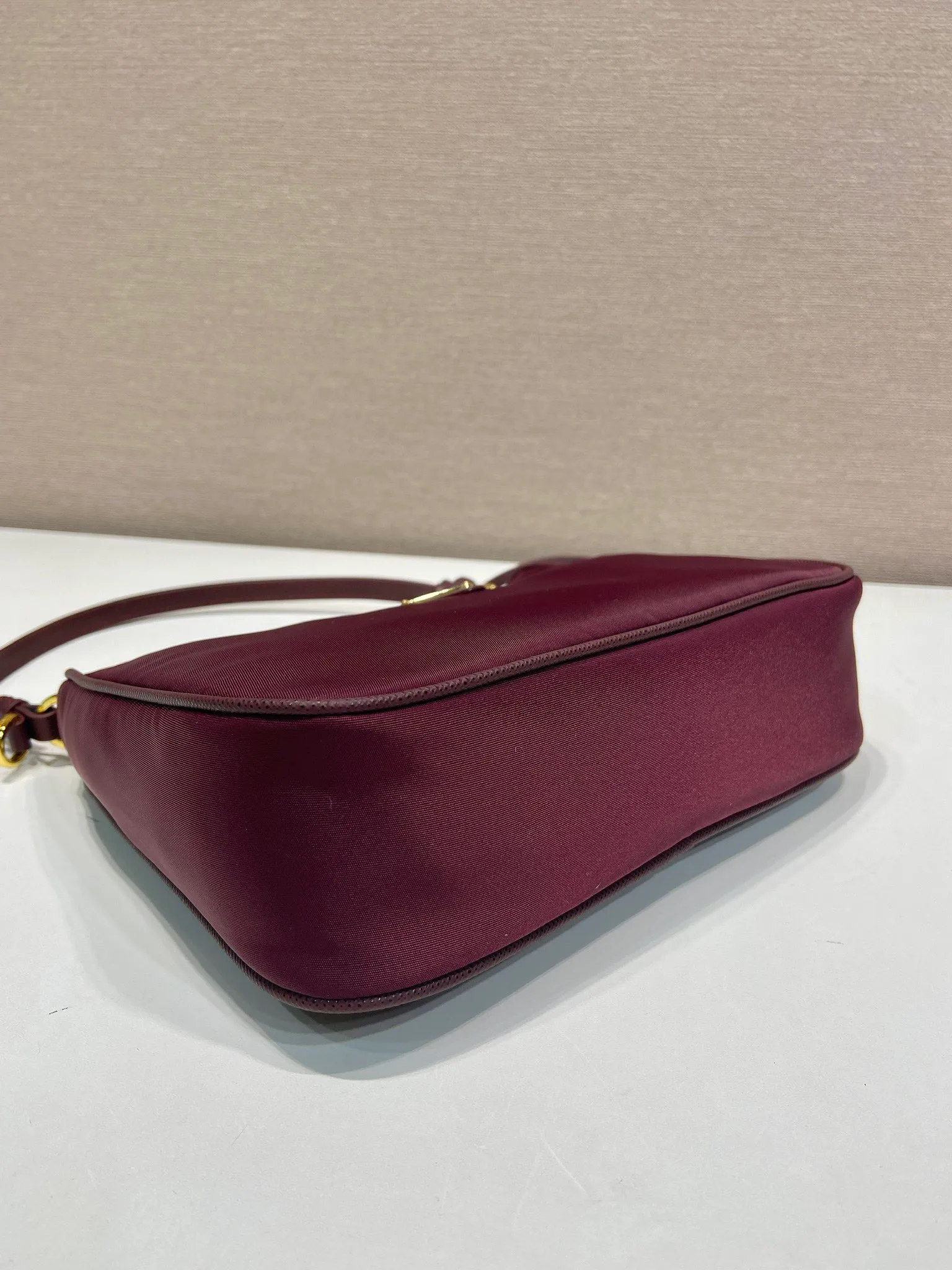 💰760🎉Upgraded Hobo🎉1N204M Bordeaux Red🎉🎉 This Re-Edition 2005 handbag combines versatile design and classic details. Made from recycled nylon with elegant gold-plated hardware. The inner bag has a zipper closure and a leather handle. It can be carried by hand or carried on the shoulder. It is super easy to use and will never go out of style. 🎉🎉 Length 22x Height 18x ​​Bottom 6.5cm🎉🎉🎉👏👏👏