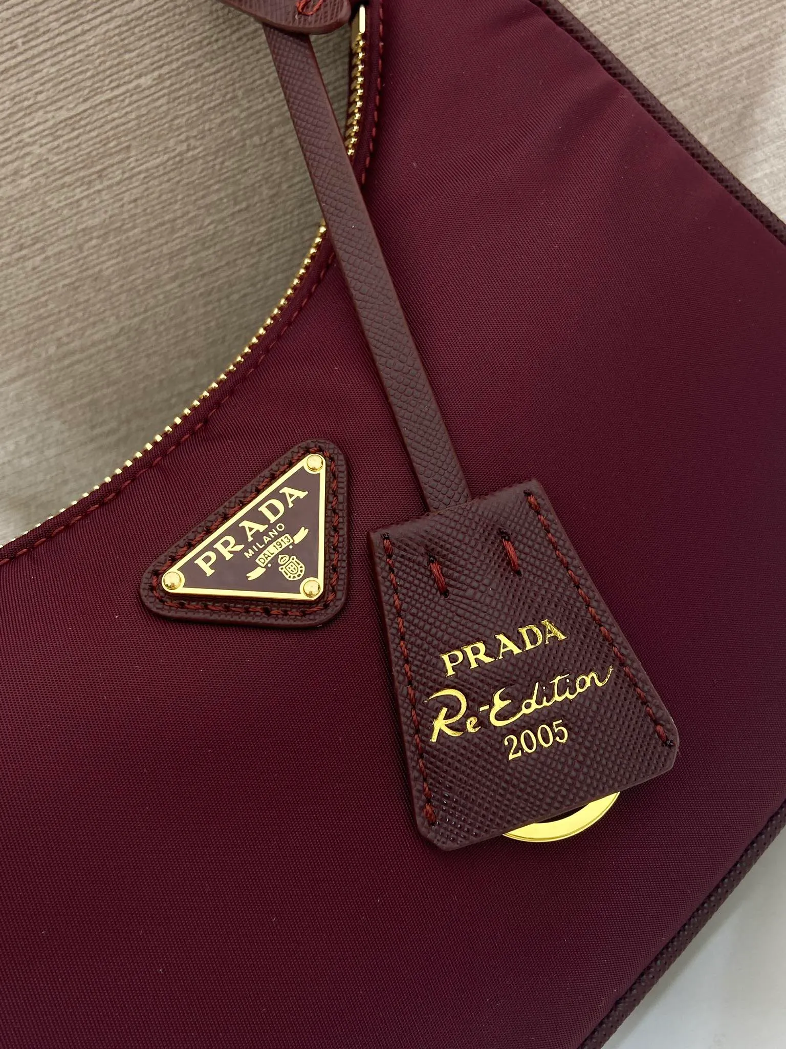 💰760🎉Upgraded Hobo🎉1N204M Bordeaux Red🎉🎉 This Re-Edition 2005 handbag combines versatile design and classic details. Made from recycled nylon with elegant gold-plated hardware. The inner bag has a zipper closure and a leather handle. It can be carried by hand or carried on the shoulder. It is super easy to use and will never go out of style. 🎉🎉 Length 22x Height 18x ​​Bottom 6.5cm🎉🎉🎉👏👏👏