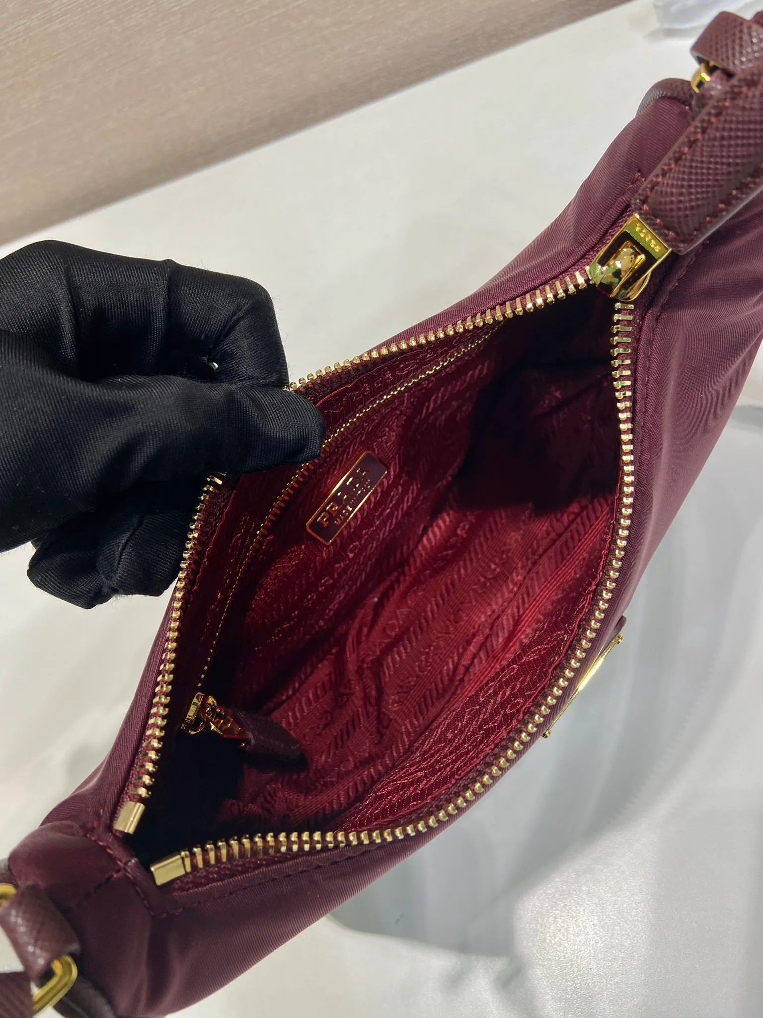 💰760🎉Upgraded Hobo🎉1N204M Bordeaux Red🎉🎉 This Re-Edition 2005 handbag combines versatile design and classic details. Made from recycled nylon with elegant gold-plated hardware. The inner bag has a zipper closure and a leather handle. It can be carried by hand or carried on the shoulder. It is super easy to use and will never go out of style. 🎉🎉 Length 22x Height 18x ​​Bottom 6.5cm🎉🎉🎉👏👏👏