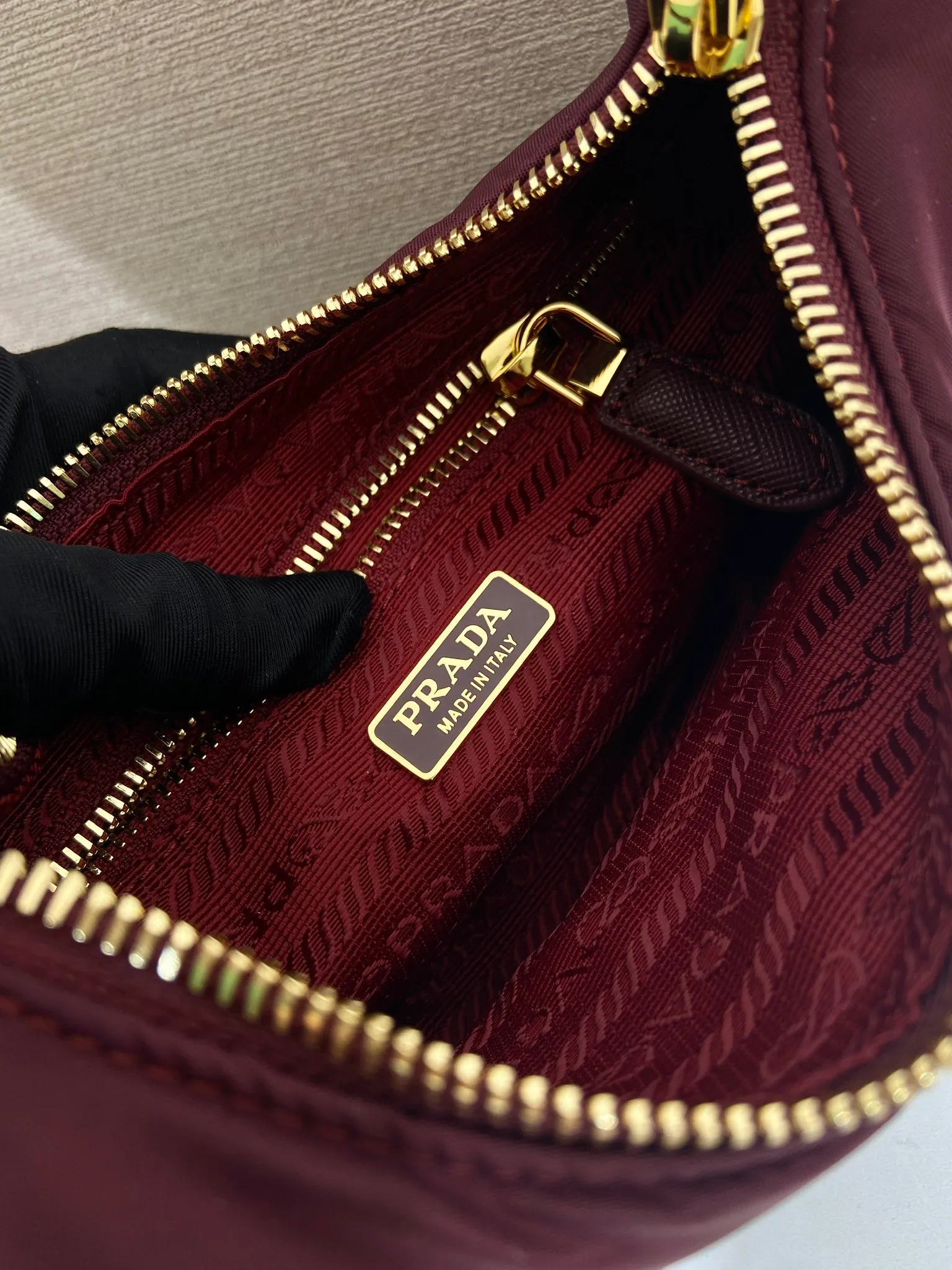 💰760🎉Upgraded Hobo🎉1N204M Bordeaux Red🎉🎉 This Re-Edition 2005 handbag combines versatile design and classic details. Made from recycled nylon with elegant gold-plated hardware. The inner bag has a zipper closure and a leather handle. It can be carried by hand or carried on the shoulder. It is super easy to use and will never go out of style. 🎉🎉 Length 22x Height 18x ​​Bottom 6.5cm🎉🎉🎉👏👏👏