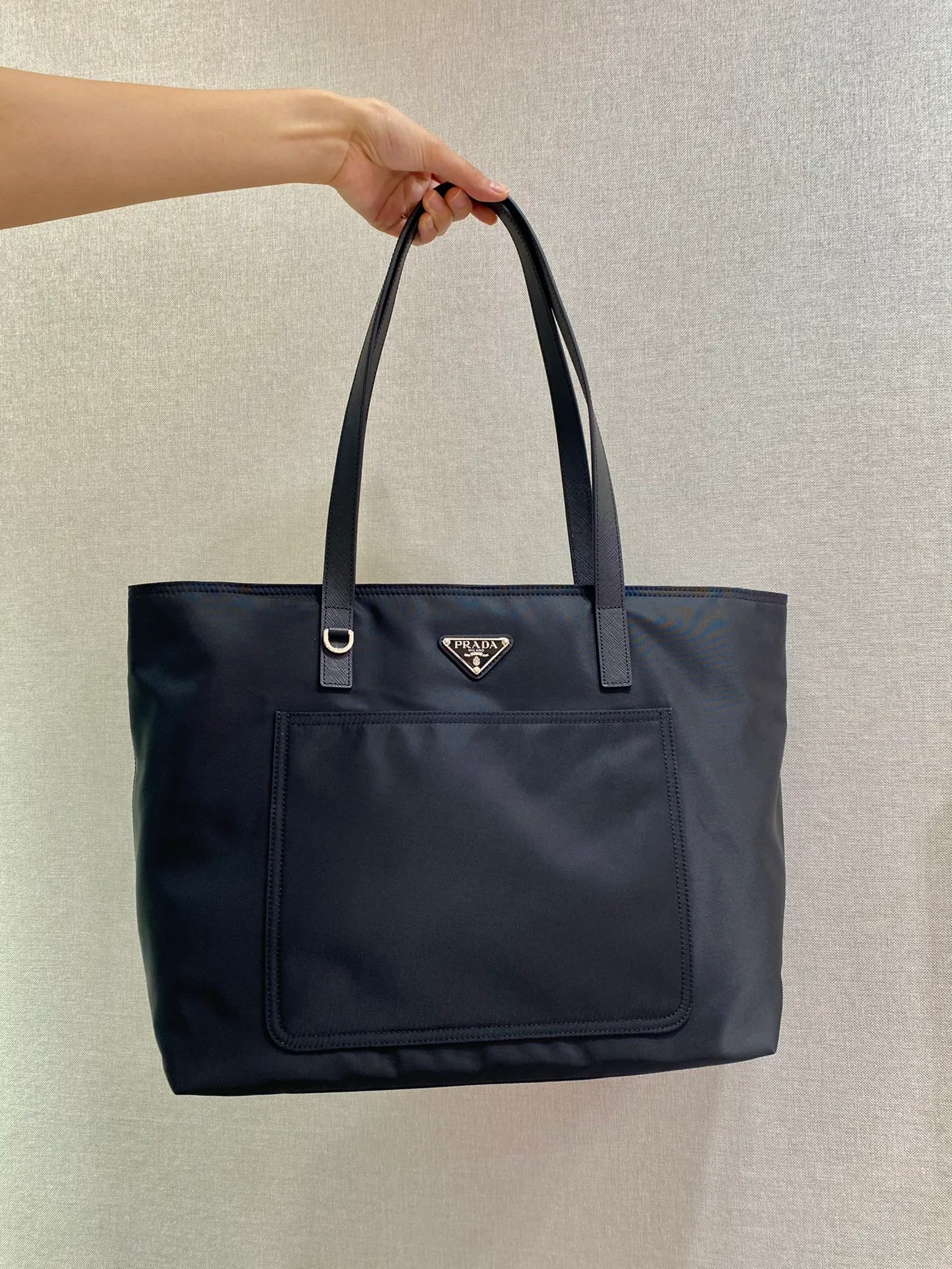 💰920, 🎉 Tote bag 🎉1BG052🎉🎉 This nylon tote bag combines fashion design and functionality. It is equipped with Saffiano leather long handles and is quite personalized. It has a two-way zipper closure at the top and an external pocket on the front. Two internal pockets, one of which is zippered, is lightweight and practical. 🎉🎉Another popular style that will never go out of style🎉🎉 Length 35x Height 29x Bottom 15.5cm👏👏