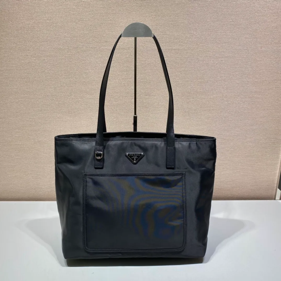 💰920, 🎉 Tote bag 🎉1BG052🎉🎉 This nylon tote bag combines fashion design and functionality. It is equipped with Saffiano leather long handles and is quite personalized. It has a two-way zipper closure at the top and an external pocket on the front. Two internal pockets, one of which is zippered, is lightweight and practical. 🎉🎉Another popular style that will never go out of style🎉🎉 Length 35x Height 29x Bottom 15.5cm👏👏