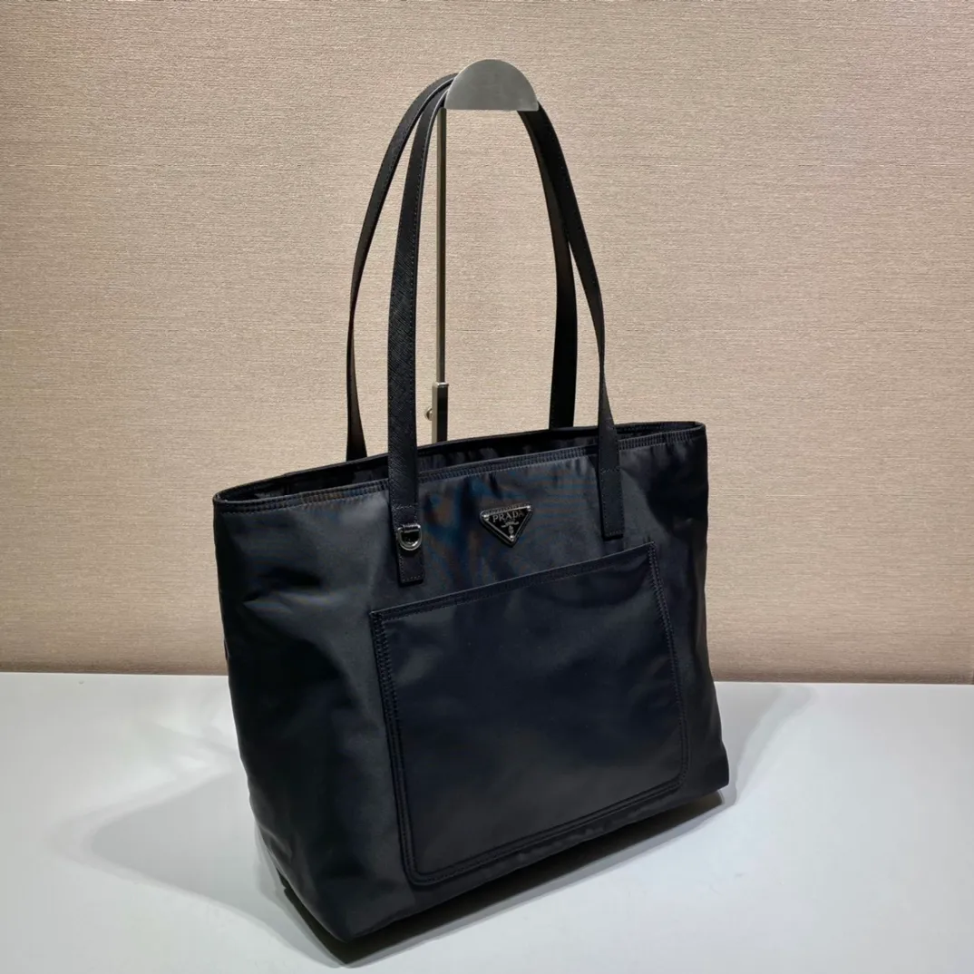 💰920, 🎉 Tote bag 🎉1BG052🎉🎉 This nylon tote bag combines fashion design and functionality. It is equipped with Saffiano leather long handles and is quite personalized. It has a two-way zipper closure at the top and an external pocket on the front. Two internal pockets, one of which is zippered, is lightweight and practical. 🎉🎉Another popular style that will never go out of style🎉🎉 Length 35x Height 29x Bottom 15.5cm👏👏