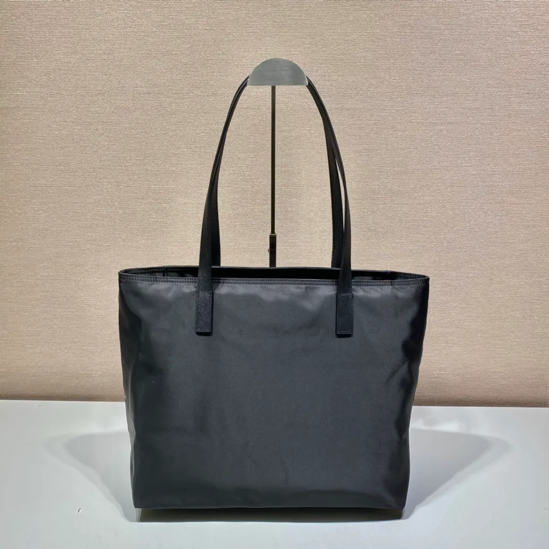 💰920, 🎉 Tote bag 🎉1BG052🎉🎉 This nylon tote bag combines fashion design and functionality. It is equipped with Saffiano leather long handles and is quite personalized. It has a two-way zipper closure at the top and an external pocket on the front. Two internal pockets, one of which is zippered, is lightweight and practical. 🎉🎉Another popular style that will never go out of style🎉🎉 Length 35x Height 29x Bottom 15.5cm👏👏