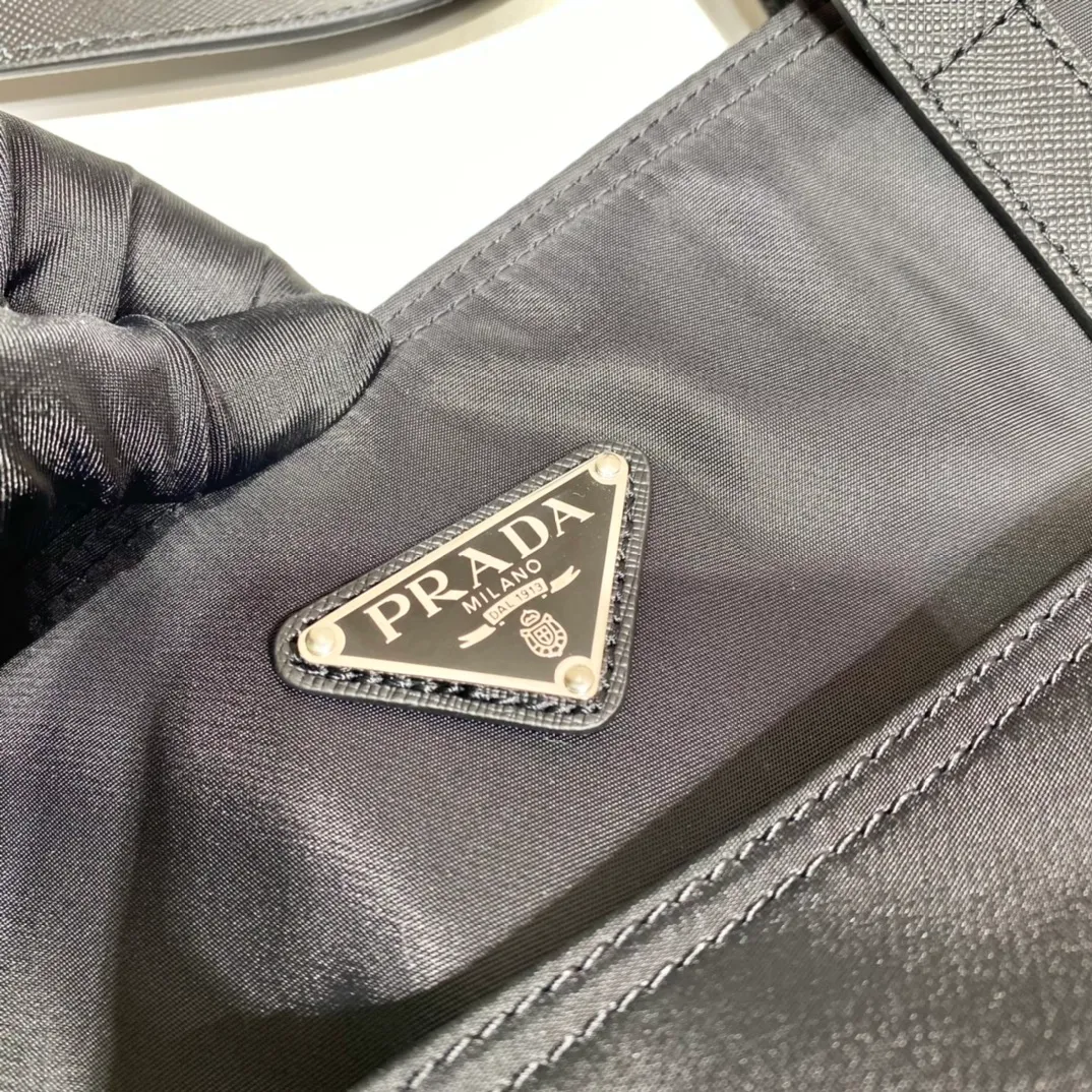 💰920, 🎉 Tote bag 🎉1BG052🎉🎉 This nylon tote bag combines fashion design and functionality. It is equipped with Saffiano leather long handles and is quite personalized. It has a two-way zipper closure at the top and an external pocket on the front. Two internal pockets, one of which is zippered, is lightweight and practical. 🎉🎉Another popular style that will never go out of style🎉🎉 Length 35x Height 29x Bottom 15.5cm👏👏