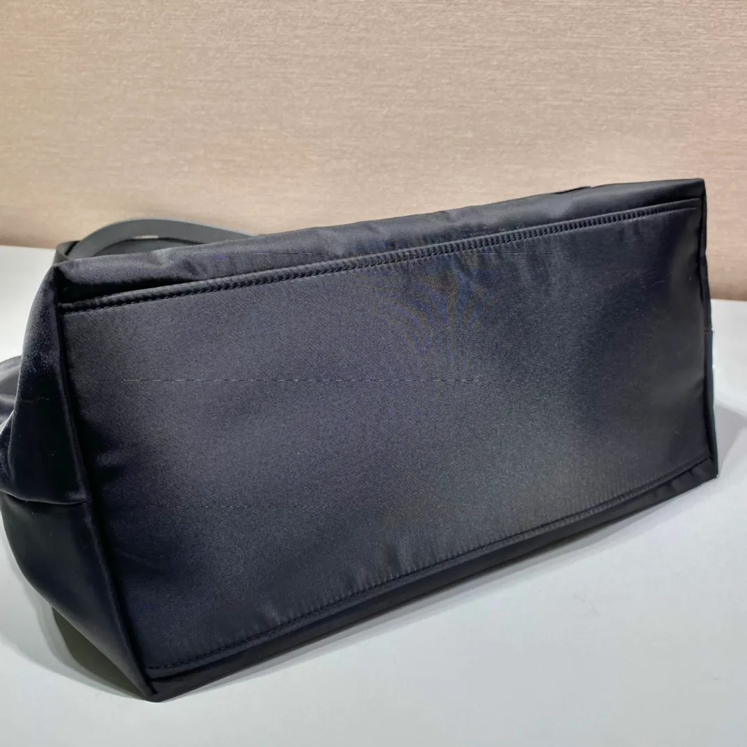 💰920, 🎉 Tote bag 🎉1BG052🎉🎉 This nylon tote bag combines fashion design and functionality. It is equipped with Saffiano leather long handles and is quite personalized. It has a two-way zipper closure at the top and an external pocket on the front. Two internal pockets, one of which is zippered, is lightweight and practical. 🎉🎉Another popular style that will never go out of style🎉🎉 Length 35x Height 29x Bottom 15.5cm👏👏