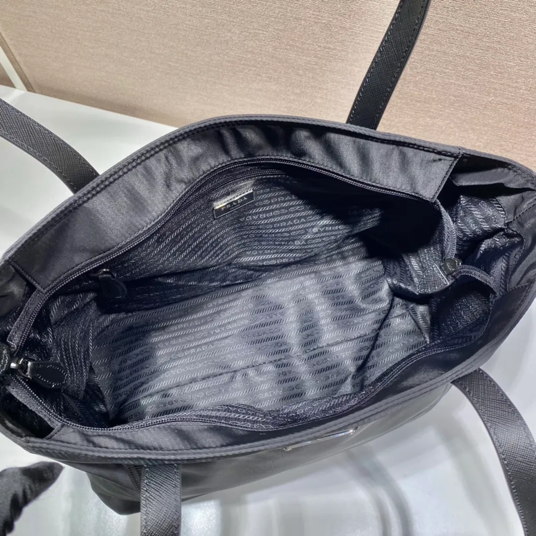 💰920, 🎉 Tote bag 🎉1BG052🎉🎉 This nylon tote bag combines fashion design and functionality. It is equipped with Saffiano leather long handles and is quite personalized. It has a two-way zipper closure at the top and an external pocket on the front. Two internal pockets, one of which is zippered, is lightweight and practical. 🎉🎉Another popular style that will never go out of style🎉🎉 Length 35x Height 29x Bottom 15.5cm👏👏